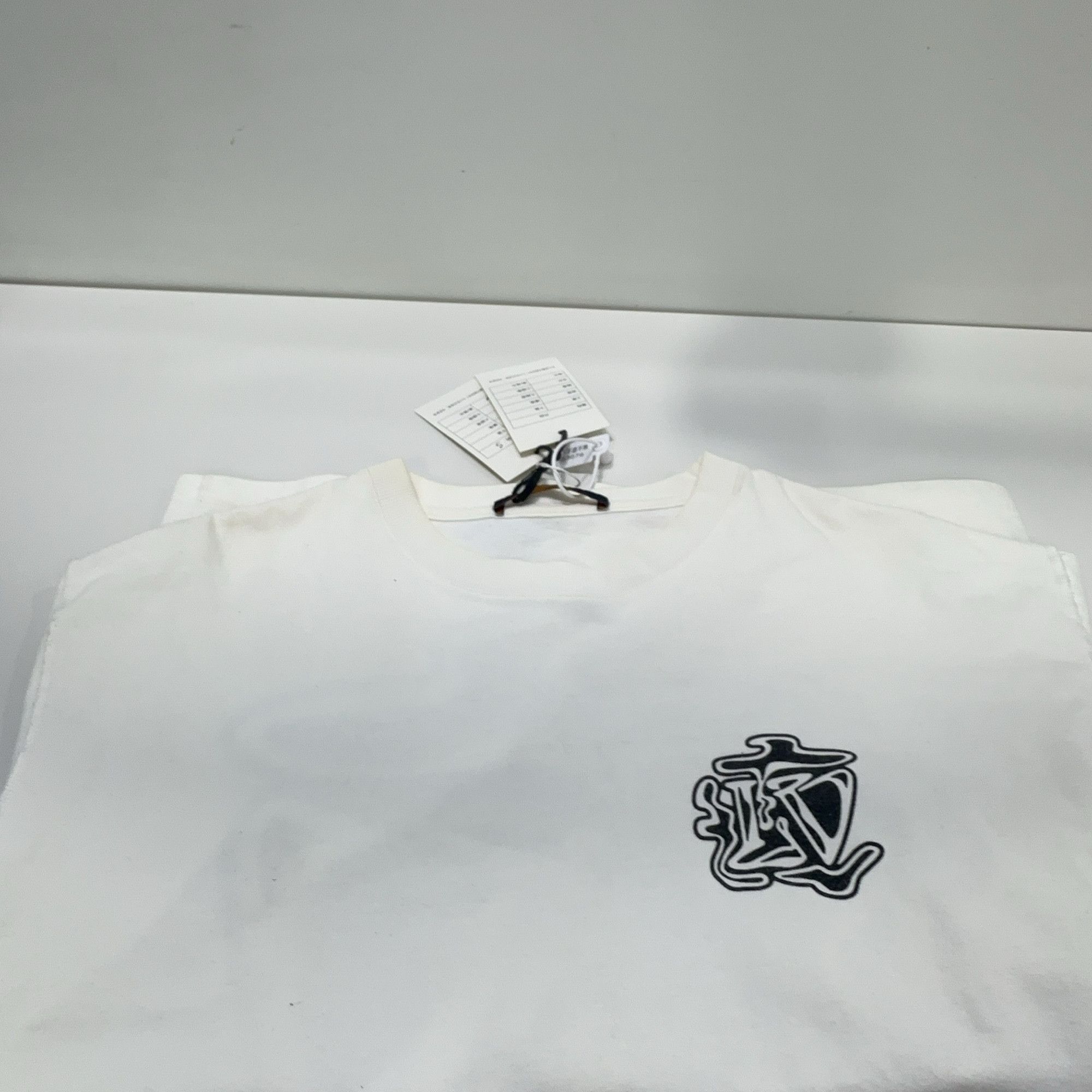 Louis Vuitton Louis Vuitton Logo Graphic T-Shirt Size S Size US S / EU 44-46 / 1 - 7 Thumbnail