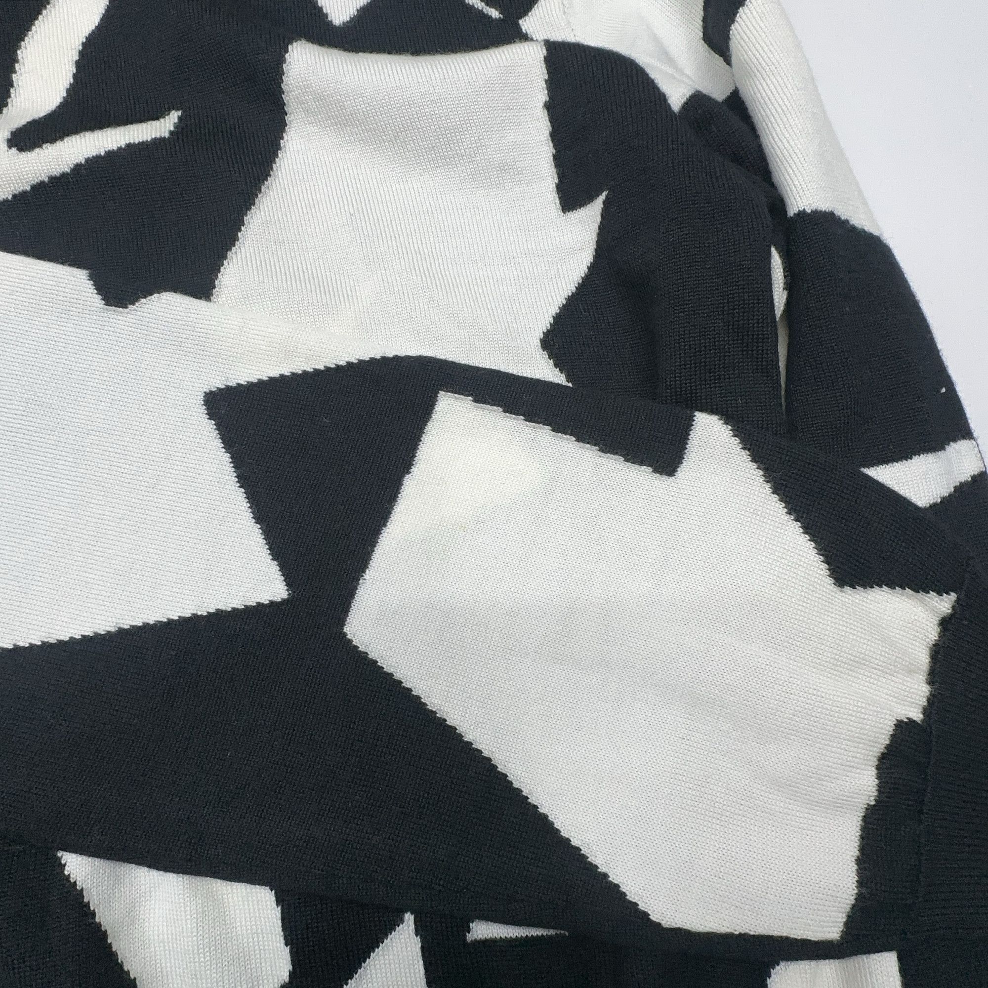 Louis Vuitton Louis Vuitton Abstract Logo Jacquard Sweater Size XL Size US XL / EU 56 / 4 - 5 Thumbnail