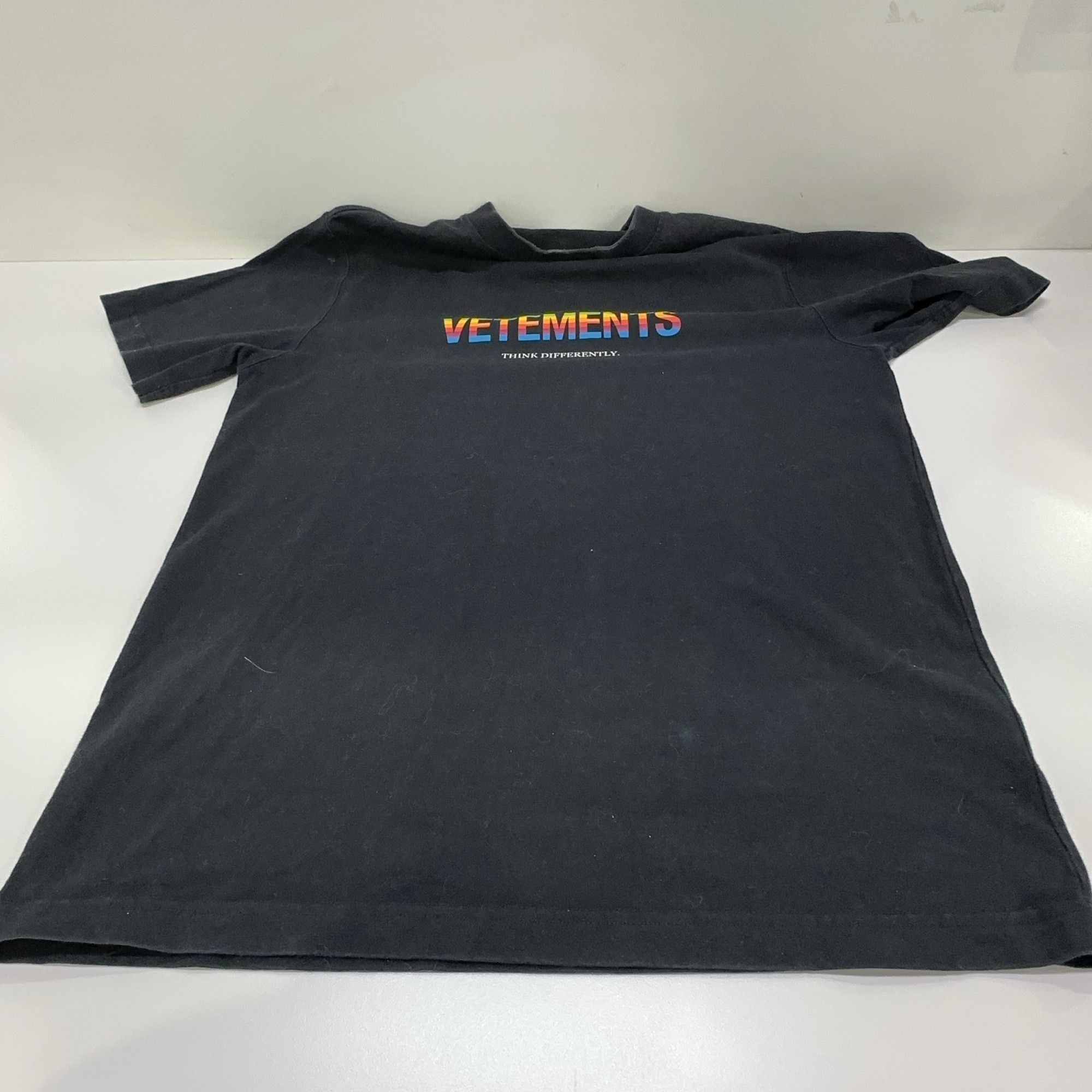 Vetements Vetements Think Differently Logo T-Shirt Size S Size US S / EU 44-46 / 1 - 8 Thumbnail