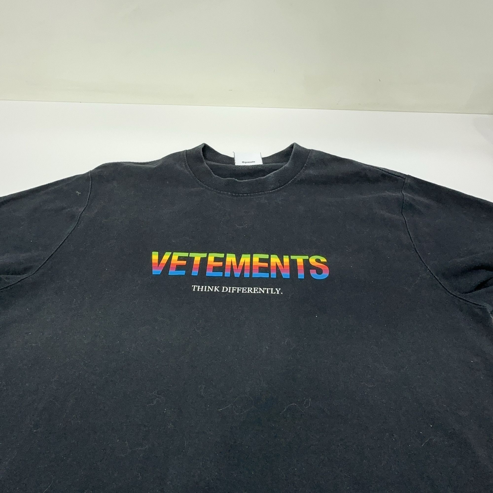 Vetements Vetements Think Differently Logo T-Shirt Size S Size US S / EU 44-46 / 1 - 7 Thumbnail