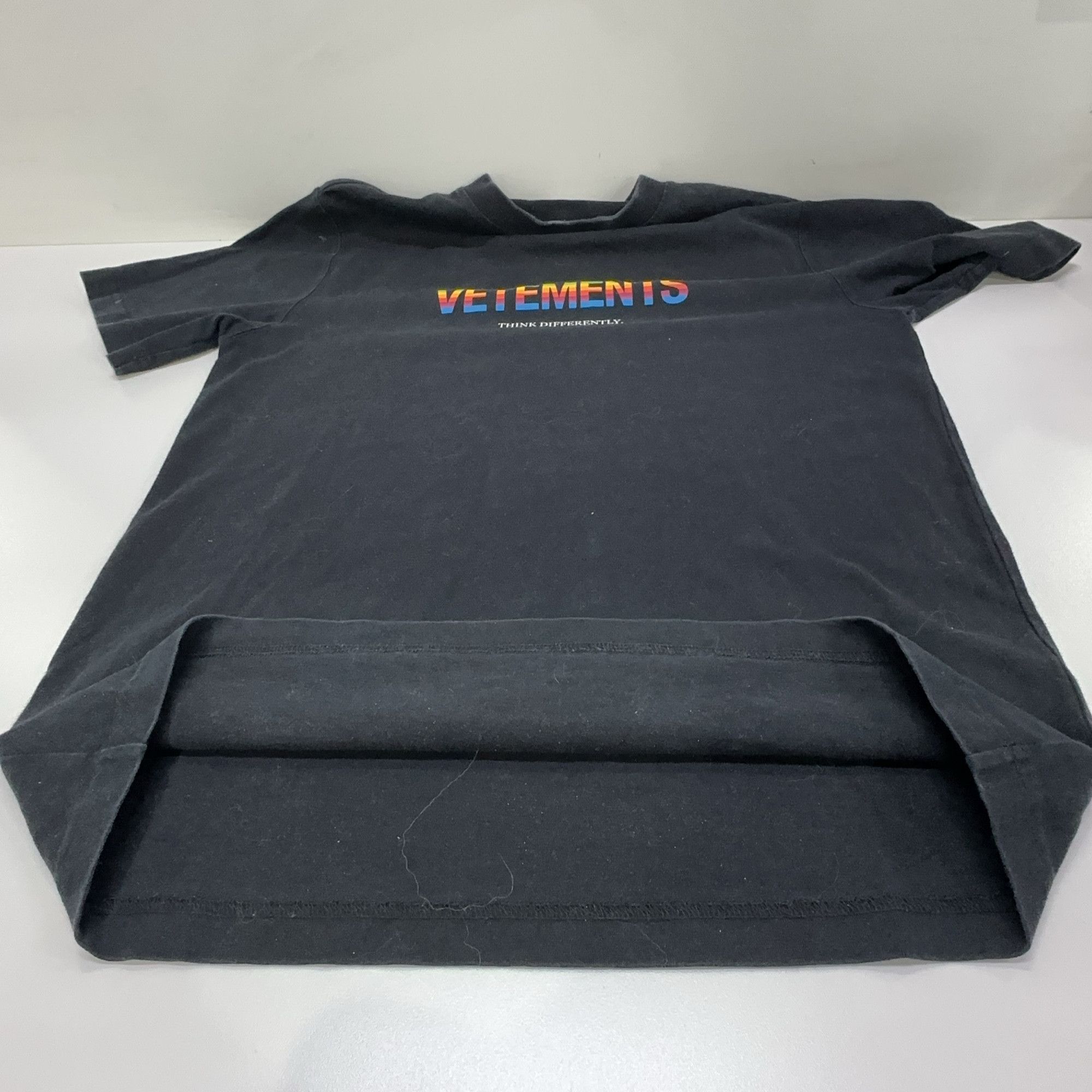 Vetements Vetements Think Differently Logo T-Shirt Size S Size US S / EU 44-46 / 1 - 9 Thumbnail
