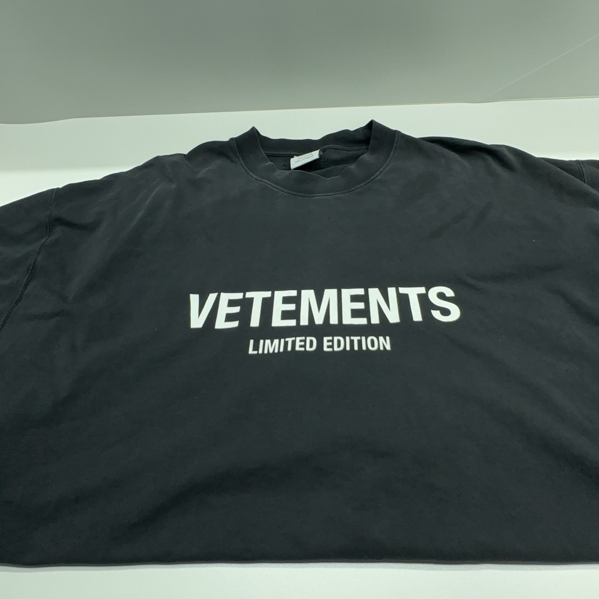 Vetements Vetements Limited Edition Logo T-Shirt Size M Size US M / EU 48-50 / 2 - 7 Thumbnail