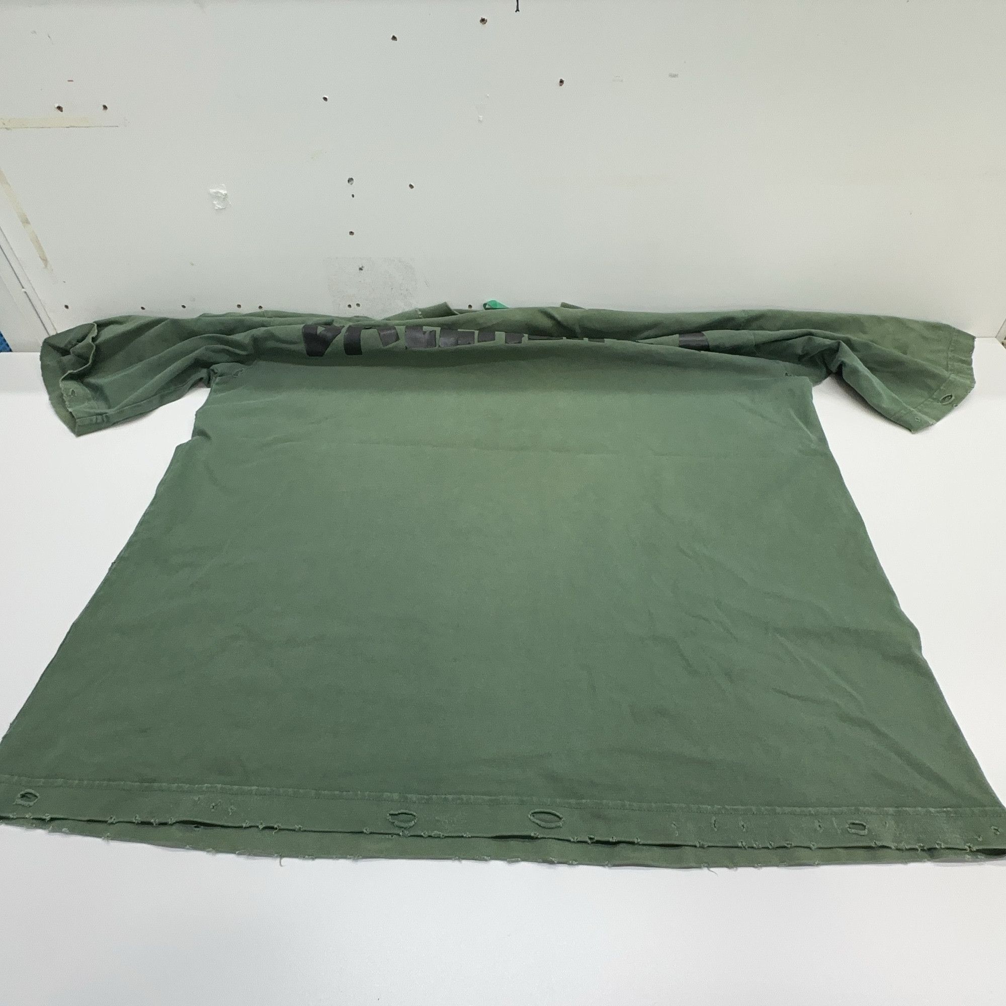 Balenciaga Balenciaga Logo Distressed T-Shirt Size M Size US M / EU 48-50 / 2 - 8 Thumbnail