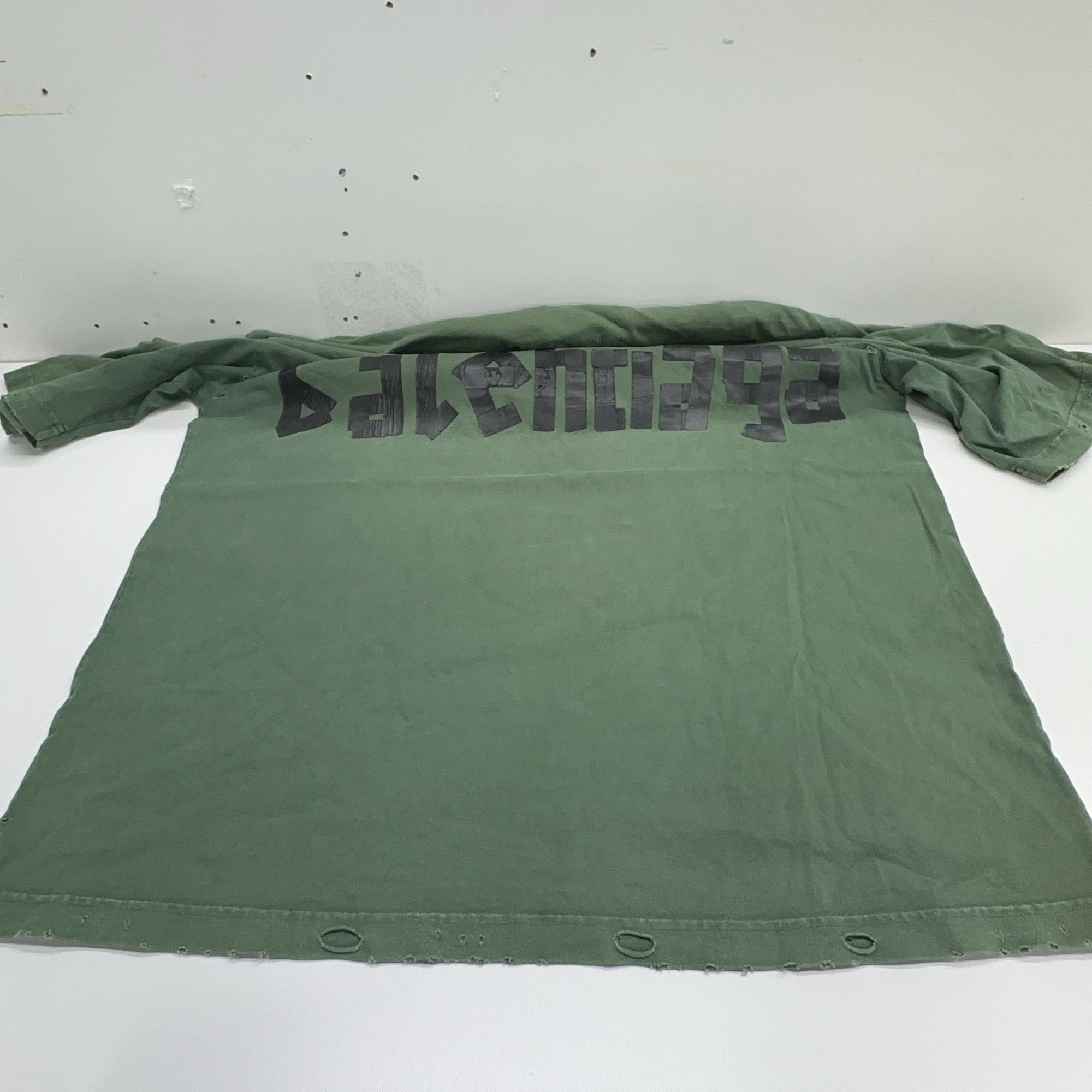 Balenciaga Balenciaga Logo Distressed T-Shirt Size M Size US M / EU 48-50 / 2 - 13 Thumbnail