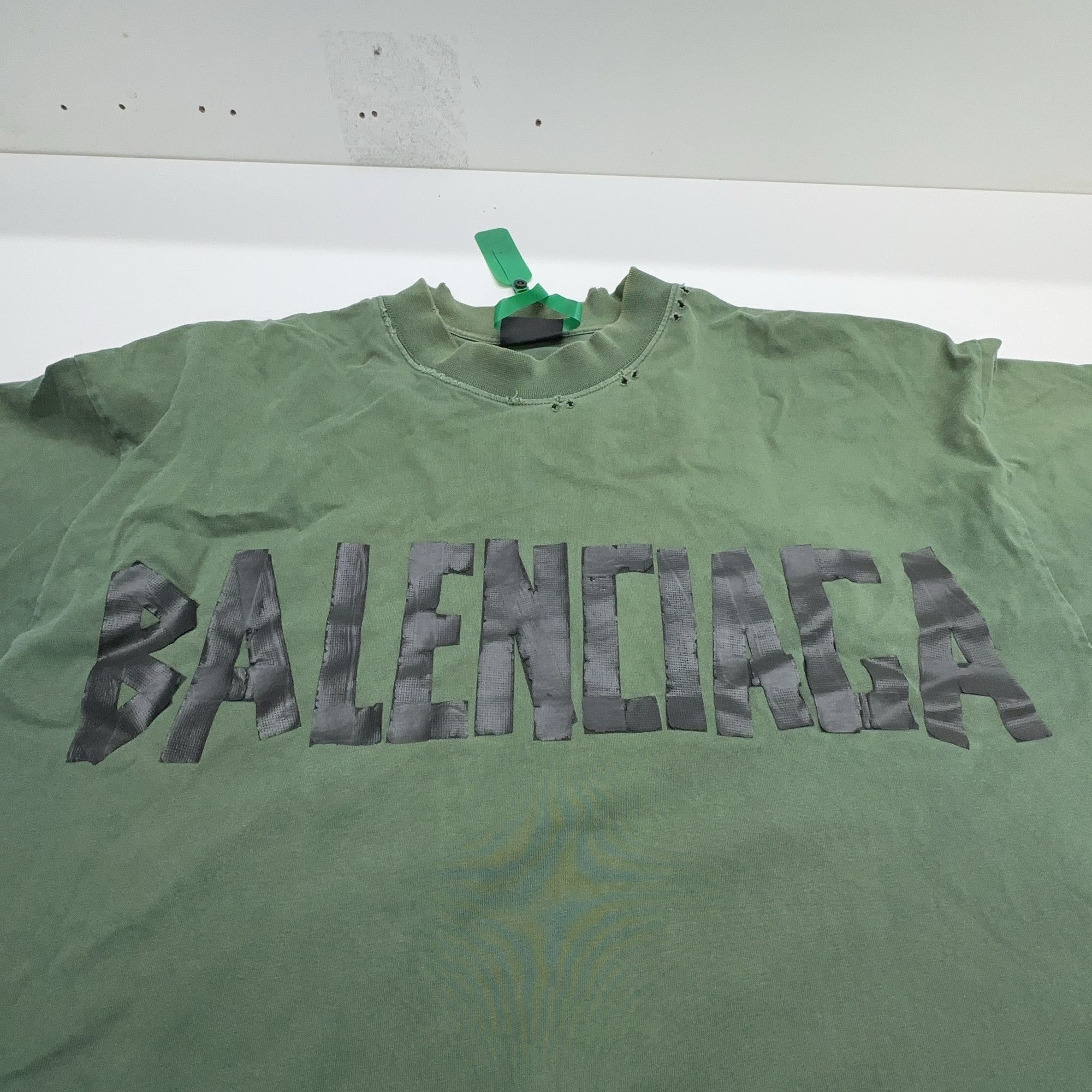 Balenciaga Balenciaga Logo Distressed T-Shirt Size M Size US M / EU 48-50 / 2 - 6 Thumbnail