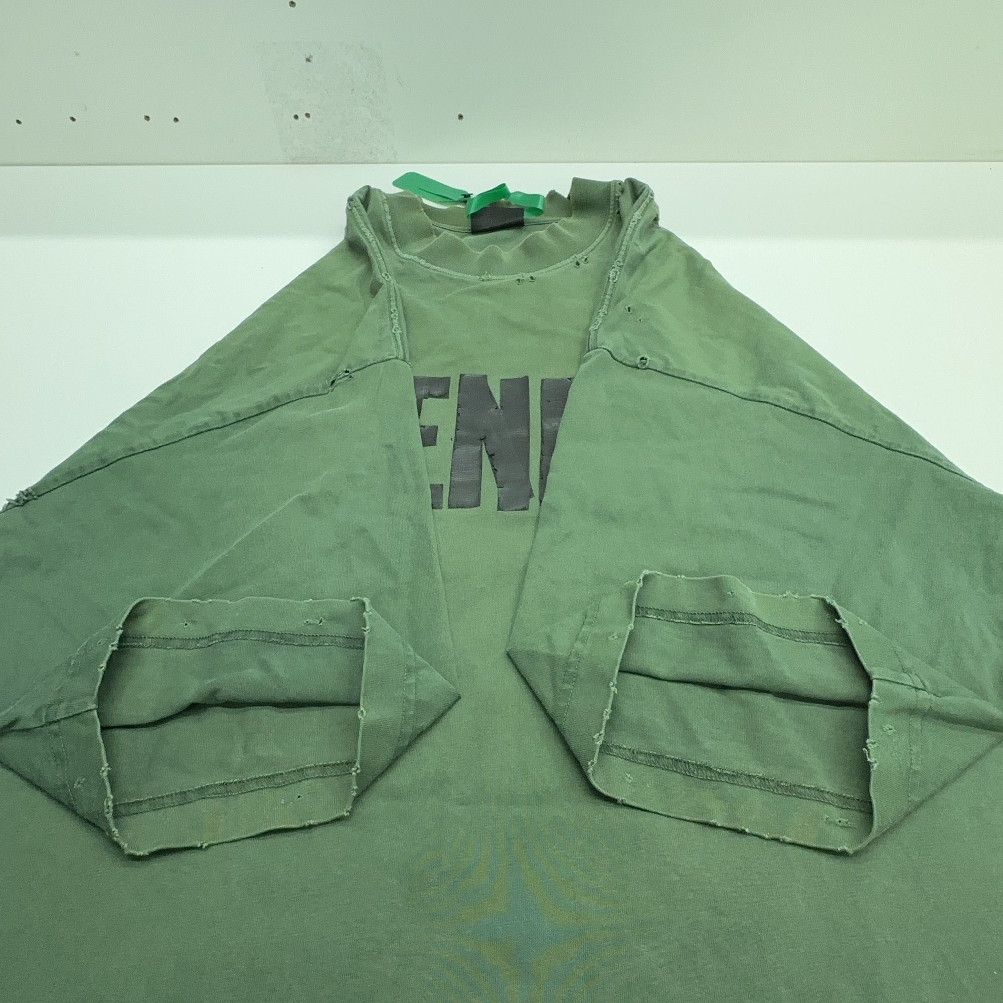 Balenciaga Balenciaga Logo Distressed T-Shirt Size M Size US M / EU 48-50 / 2 - 11 Thumbnail