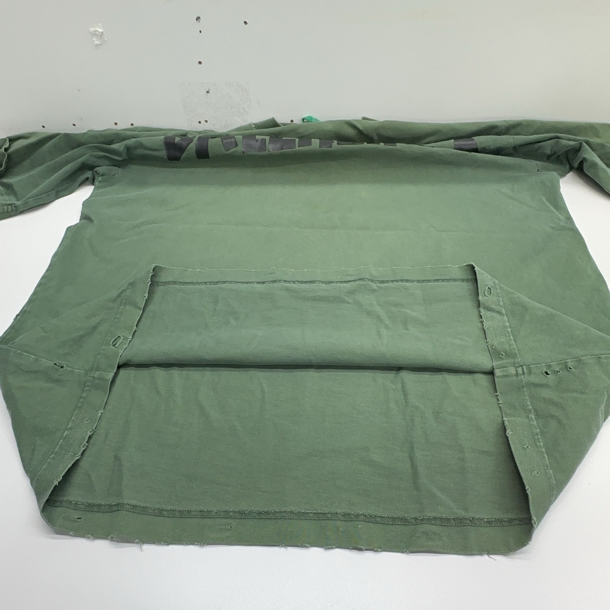 Balenciaga Balenciaga Logo Distressed T-Shirt Size M Size US M / EU 48-50 / 2 - 9 Thumbnail