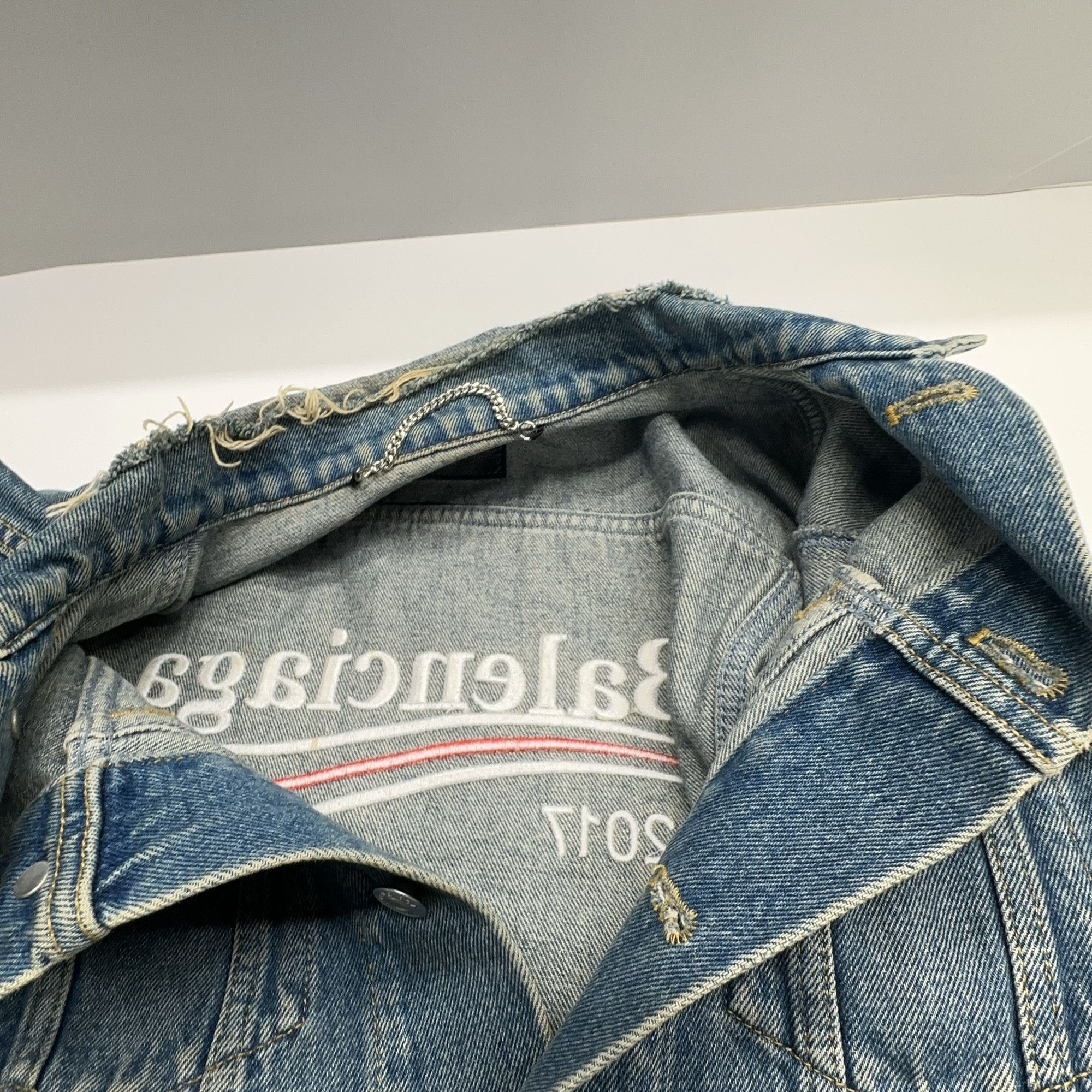 Balenciaga Balenciaga 2017 Logo Denim Jacket Size 48 Size US M / EU 48-50 / 2 - 7 Thumbnail