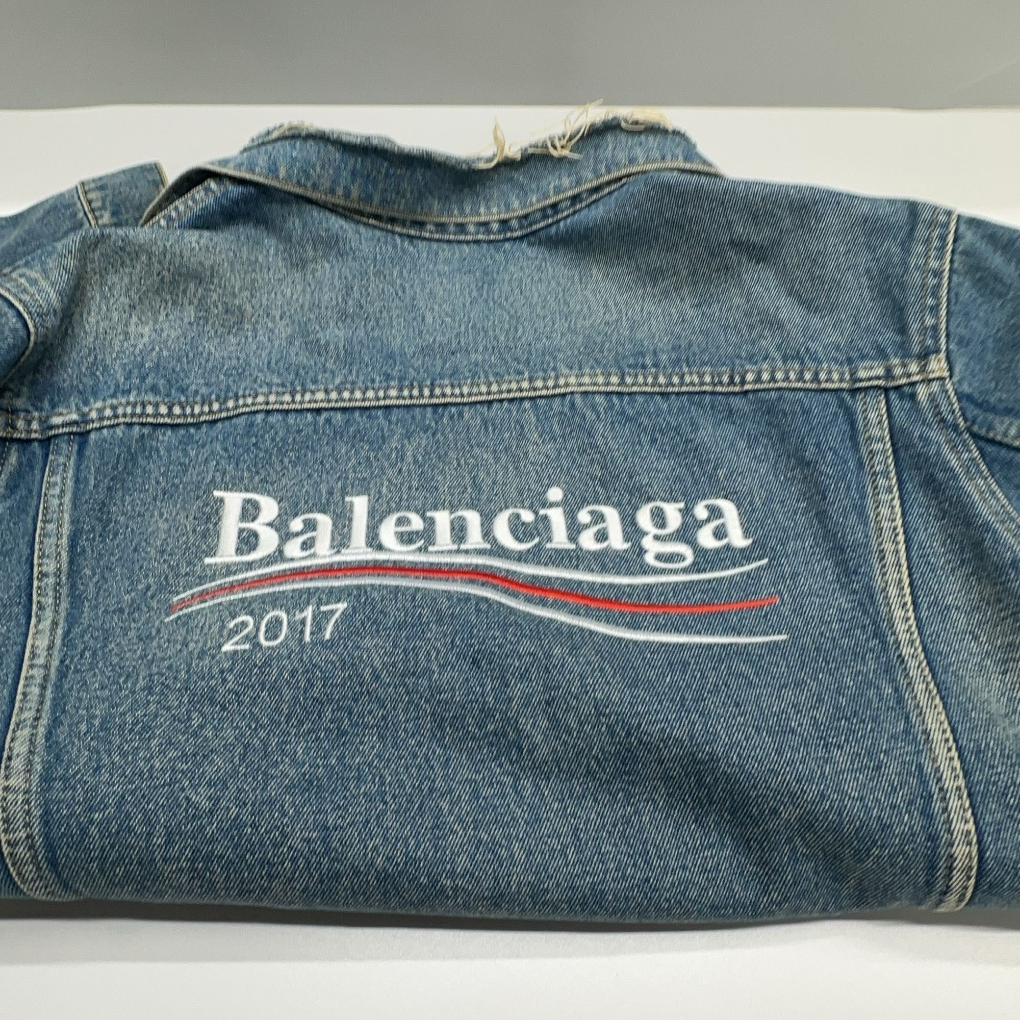Balenciaga Balenciaga 2017 Logo Denim Jacket Size 48 Size US M / EU 48-50 / 2 - 13 Thumbnail