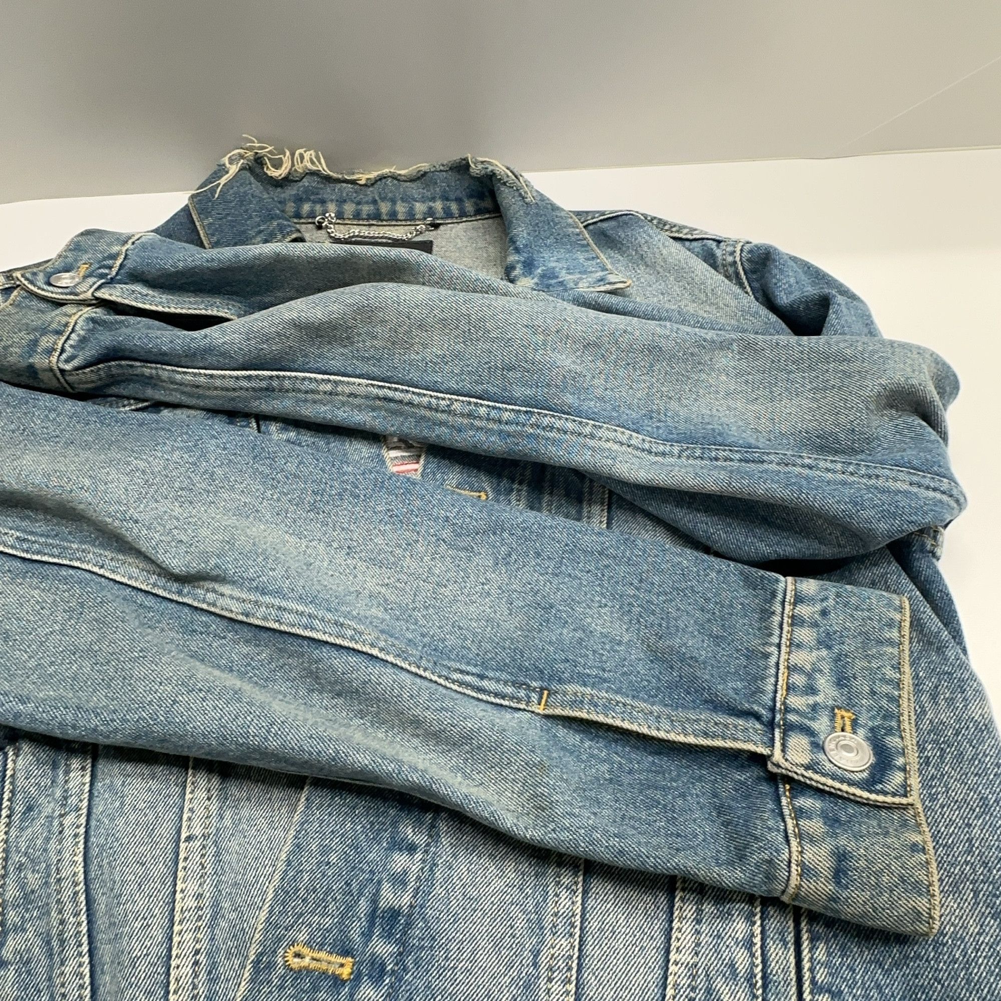 Balenciaga Balenciaga 2017 Logo Denim Jacket Size 48 Size US M / EU 48-50 / 2 - 11 Thumbnail