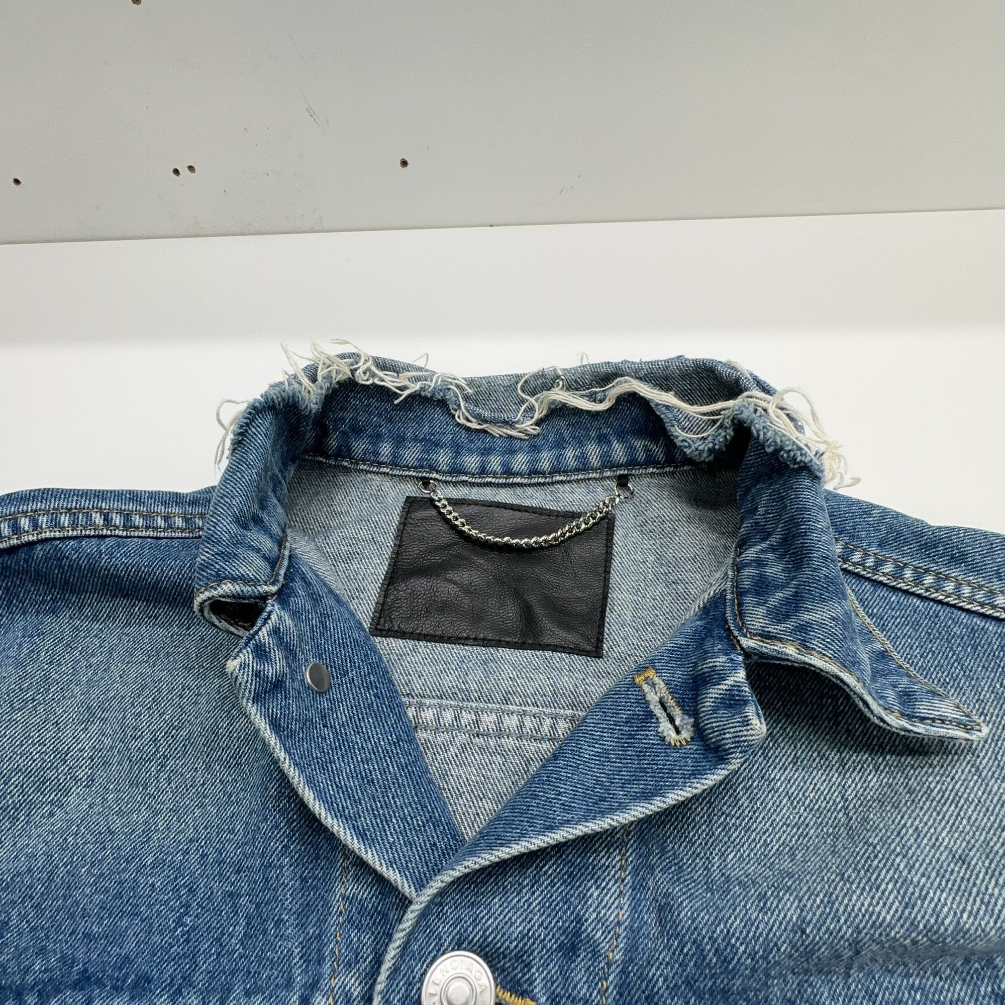 Balenciaga Balenciaga 2017 Logo Denim Jacket Size 46 Size US S / EU 44-46 / 1 - 6 Thumbnail