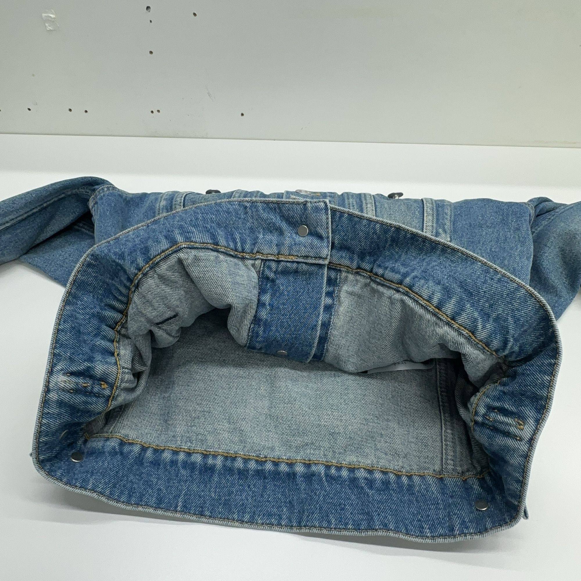 Balenciaga Balenciaga 2017 Logo Denim Jacket Size 46 Size US S / EU 44-46 / 1 - 9 Thumbnail