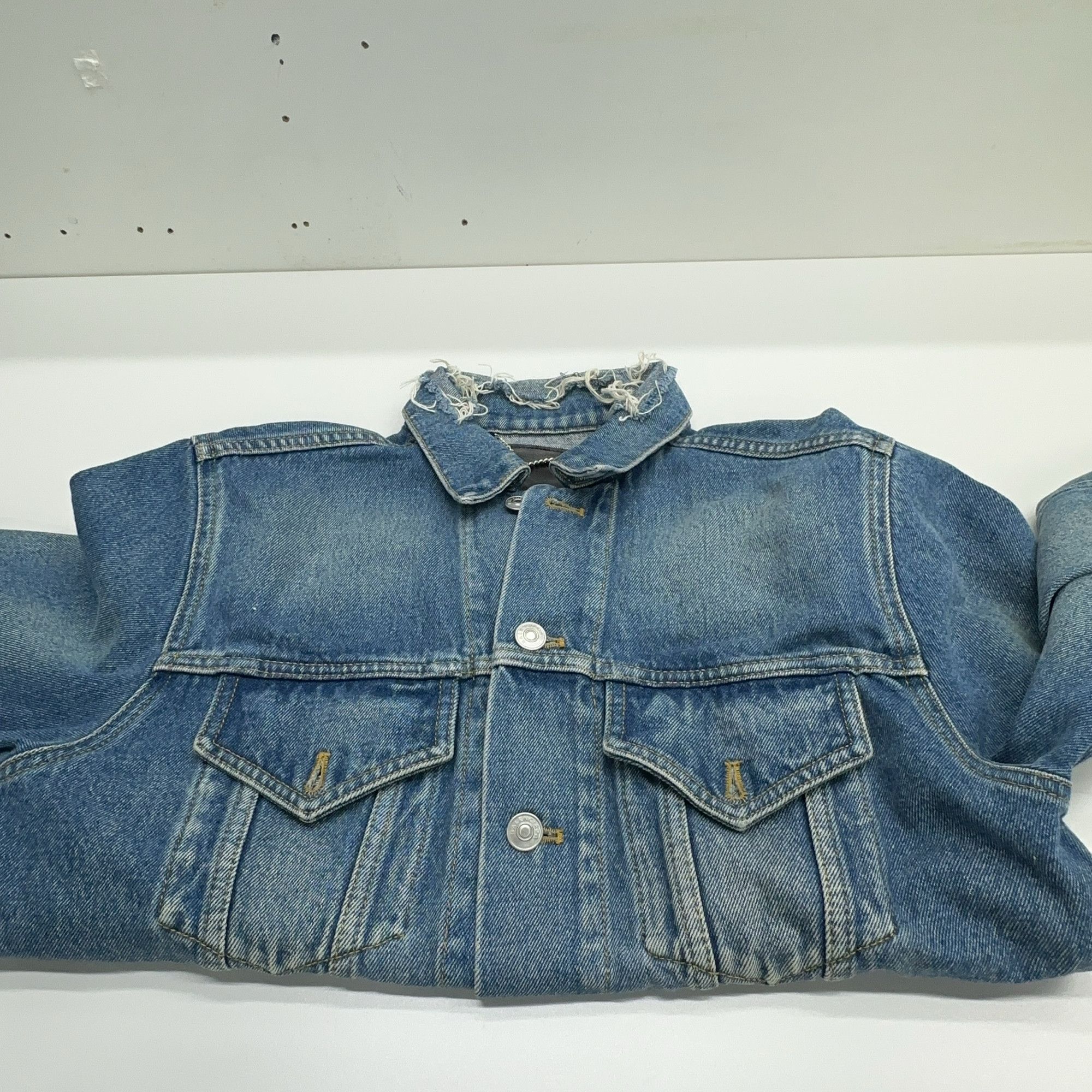 Balenciaga Balenciaga 2017 Logo Denim Jacket Size 46 Size US S / EU 44-46 / 1 - 7 Thumbnail