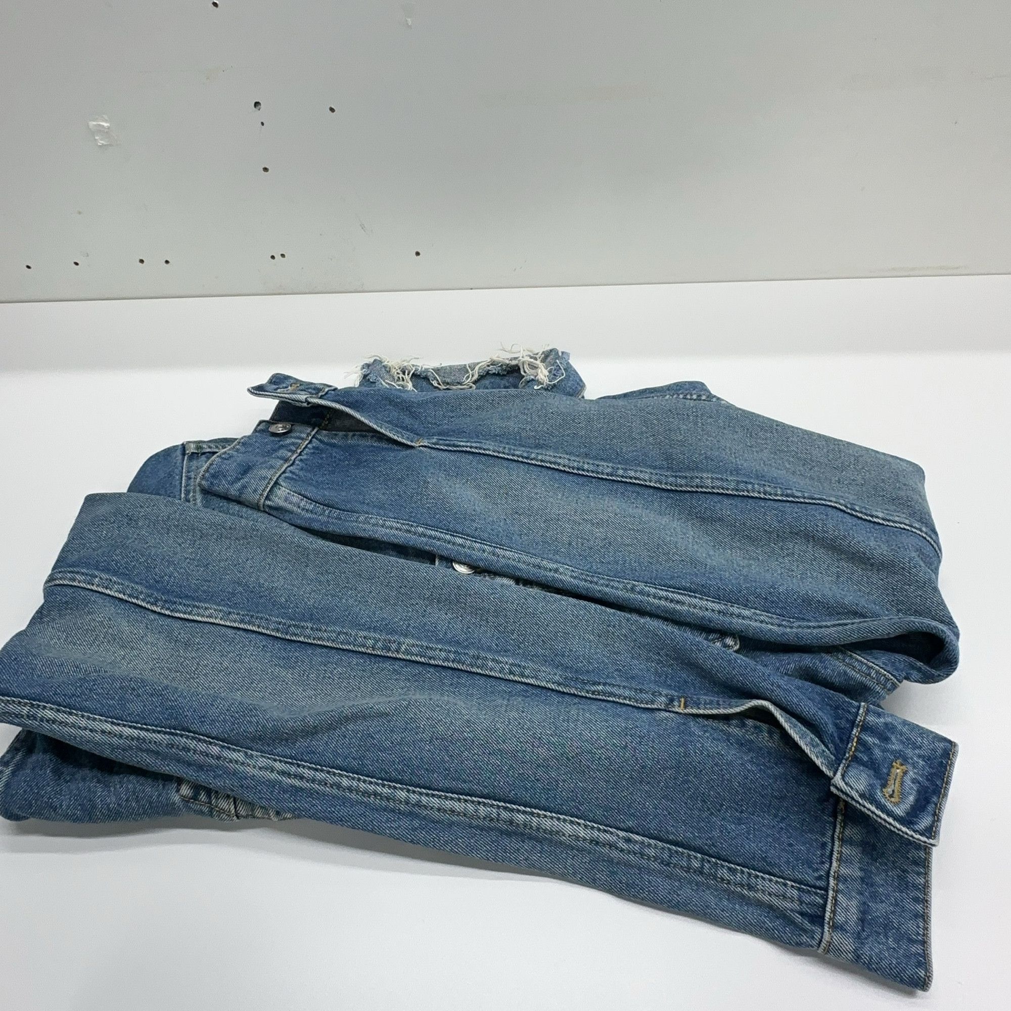 Balenciaga Balenciaga 2017 Logo Denim Jacket Size 46 Size US S / EU 44-46 / 1 - 11 Thumbnail