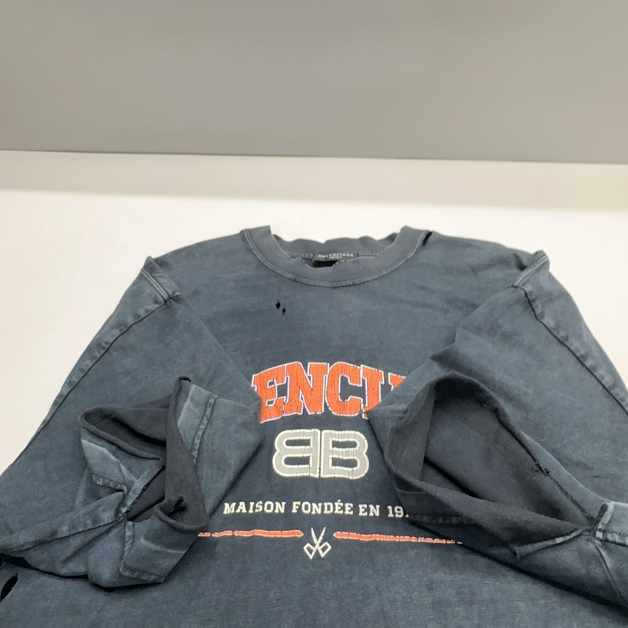 Balenciaga Balenciaga BB Logo Distressed T-Shirt Size L Size US L / EU 52-54 / 3 - 10 Thumbnail