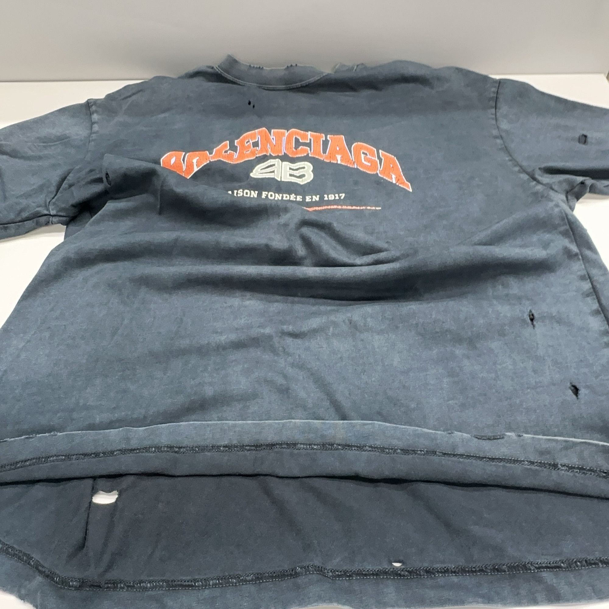 Balenciaga Balenciaga BB Logo Distressed T-Shirt Size L Size US L / EU 52-54 / 3 - 7 Thumbnail