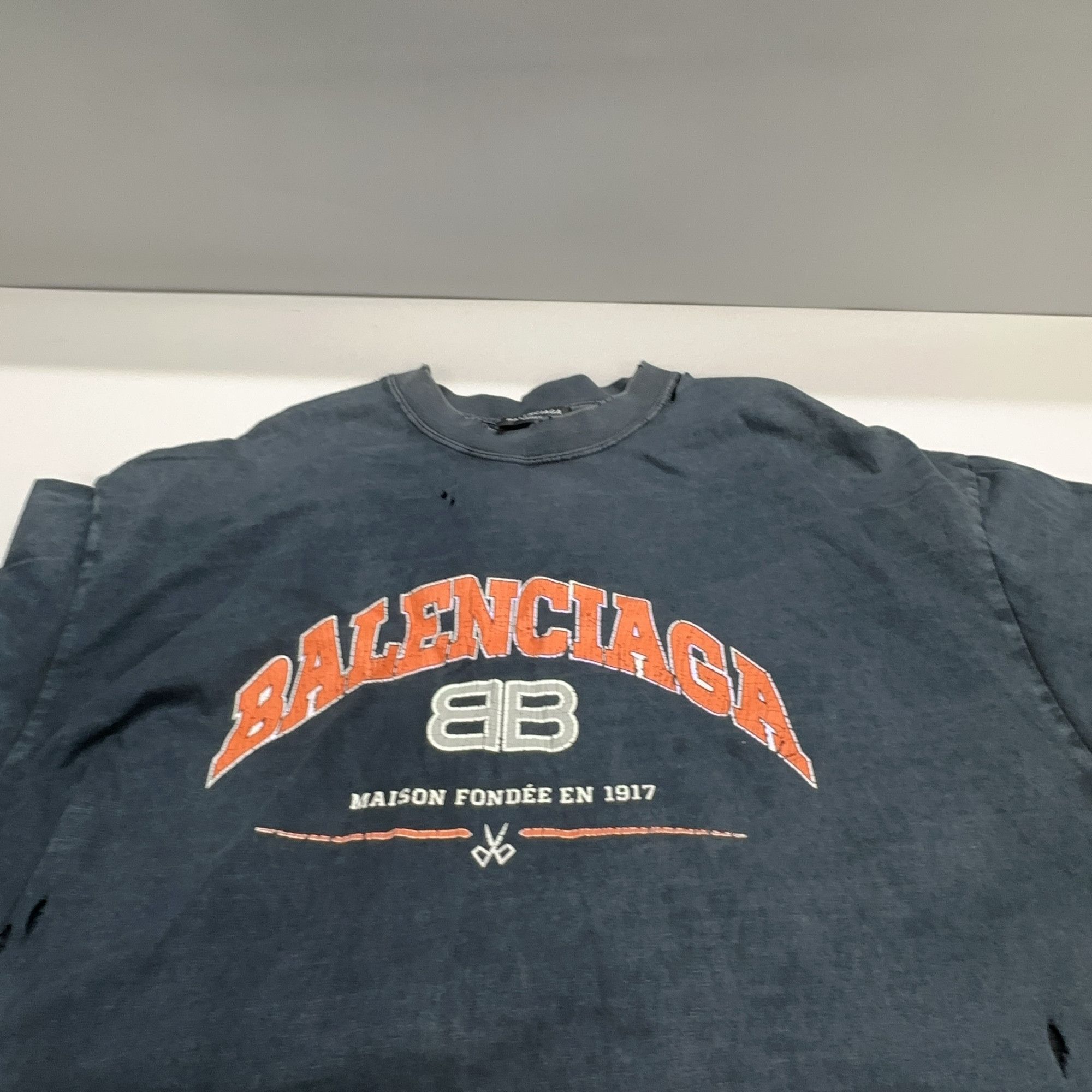 Balenciaga Balenciaga BB Logo Distressed T-Shirt Size L Size US L / EU 52-54 / 3 - 8 Thumbnail