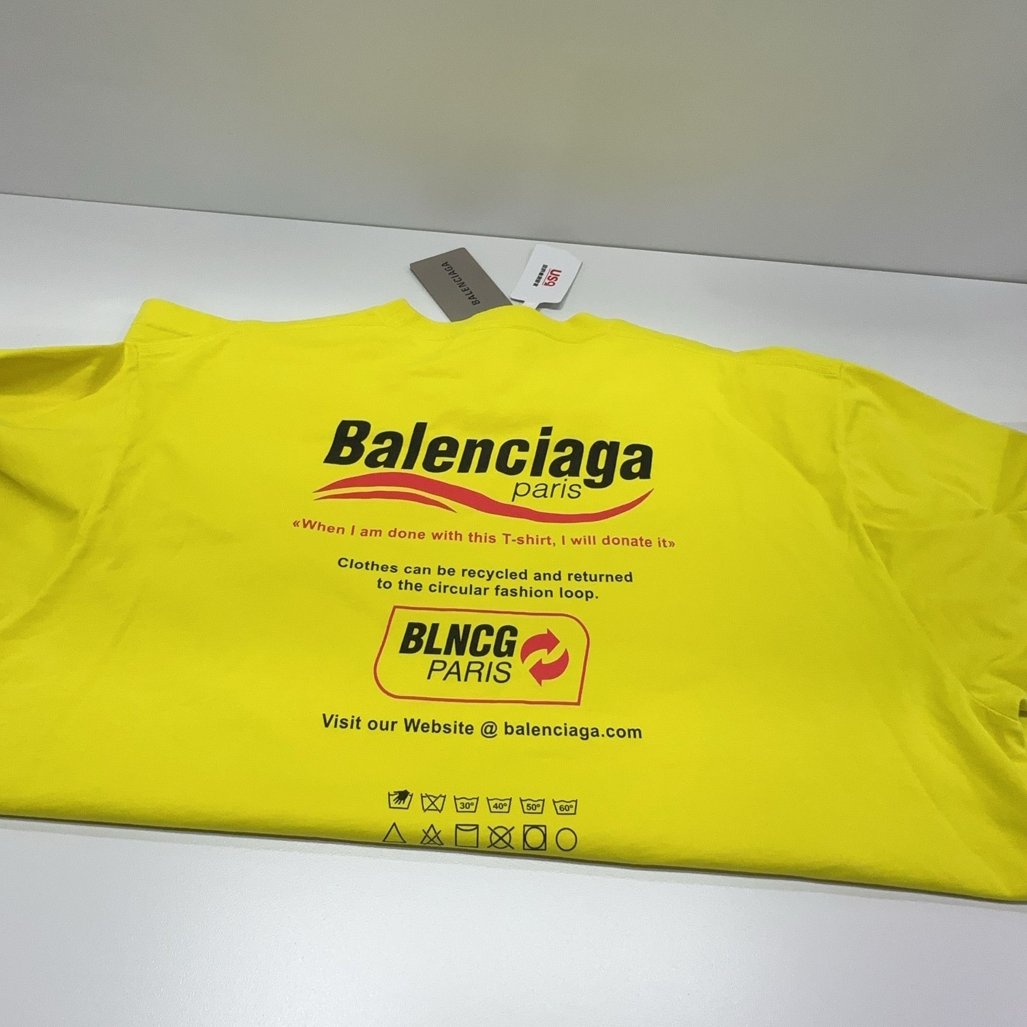 Balenciaga Balenciaga Paris Graphic T-Shirt Yellow Size XXS Size US XXS / EU 40 - 13 Thumbnail