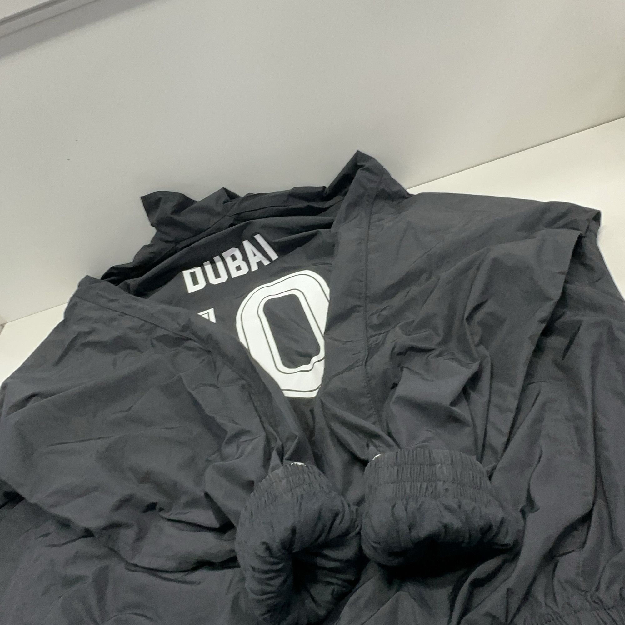 Balenciaga Balenciaga Dubai Logo Light Jacket Size S Size US S / EU 44-46 / 1 - 13 Thumbnail