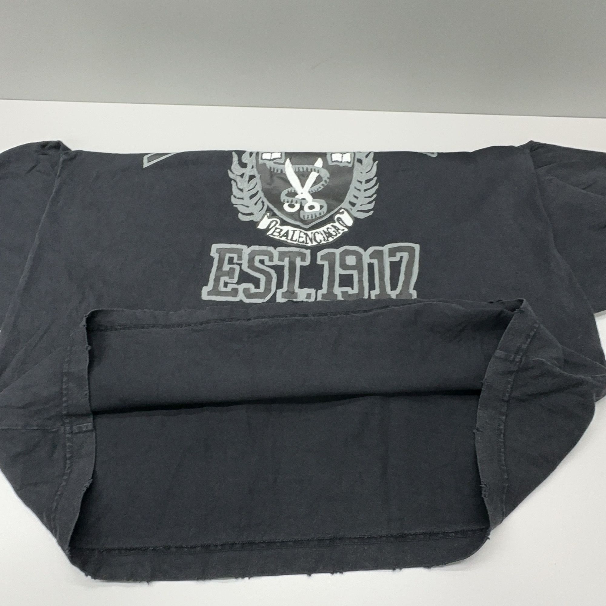 Balenciaga Balenciaga Crest Logo T-Shirt Size M Size US M / EU 48-50 / 2 - 11 Thumbnail