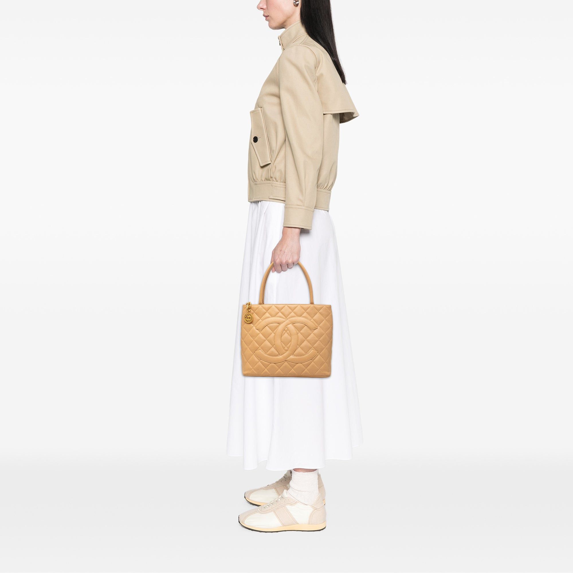 Chanel Caviar Medallion Tote Size ONE SIZE - 7 Thumbnail
