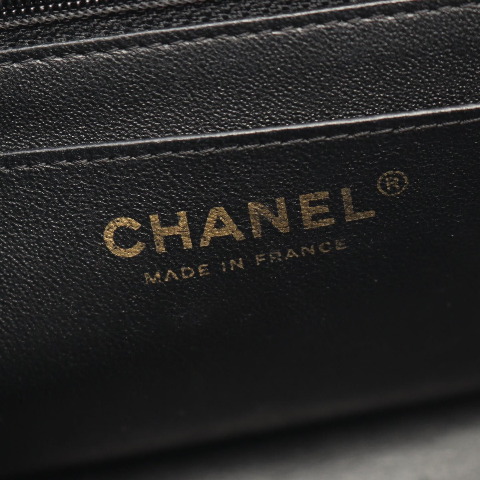 Chanel Chanel Chanel Chevron V Stitch Lambskin Mini Shoulder Bag Leather Shoulder Bag A35200 DUTY FREE for USA Size ONE SIZE - 4 Thumbnail