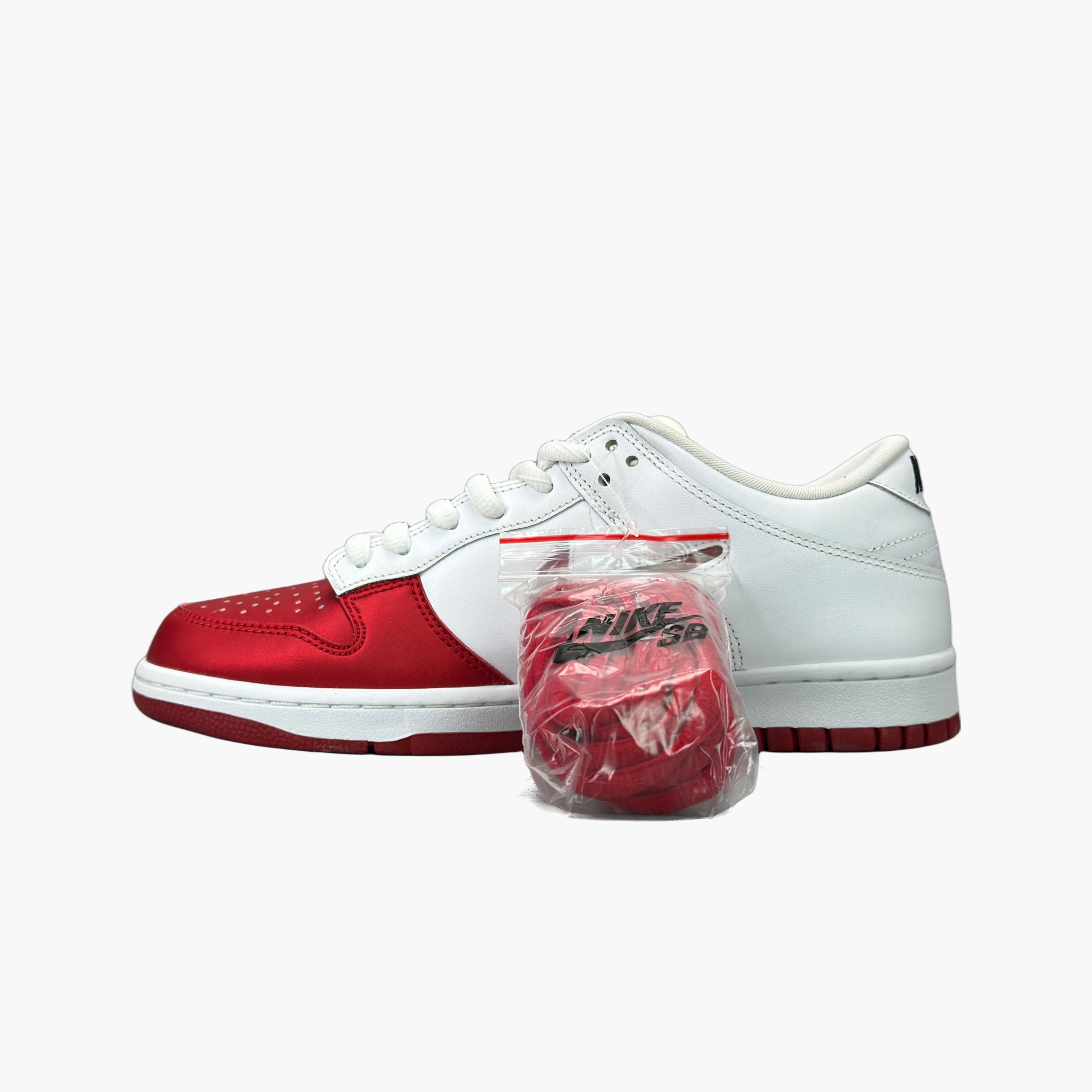 Nike Supreme x Nike Dunk SB Low Red Size 9.5 Size US 9.5 / EU 42-43 - 3 Thumbnail