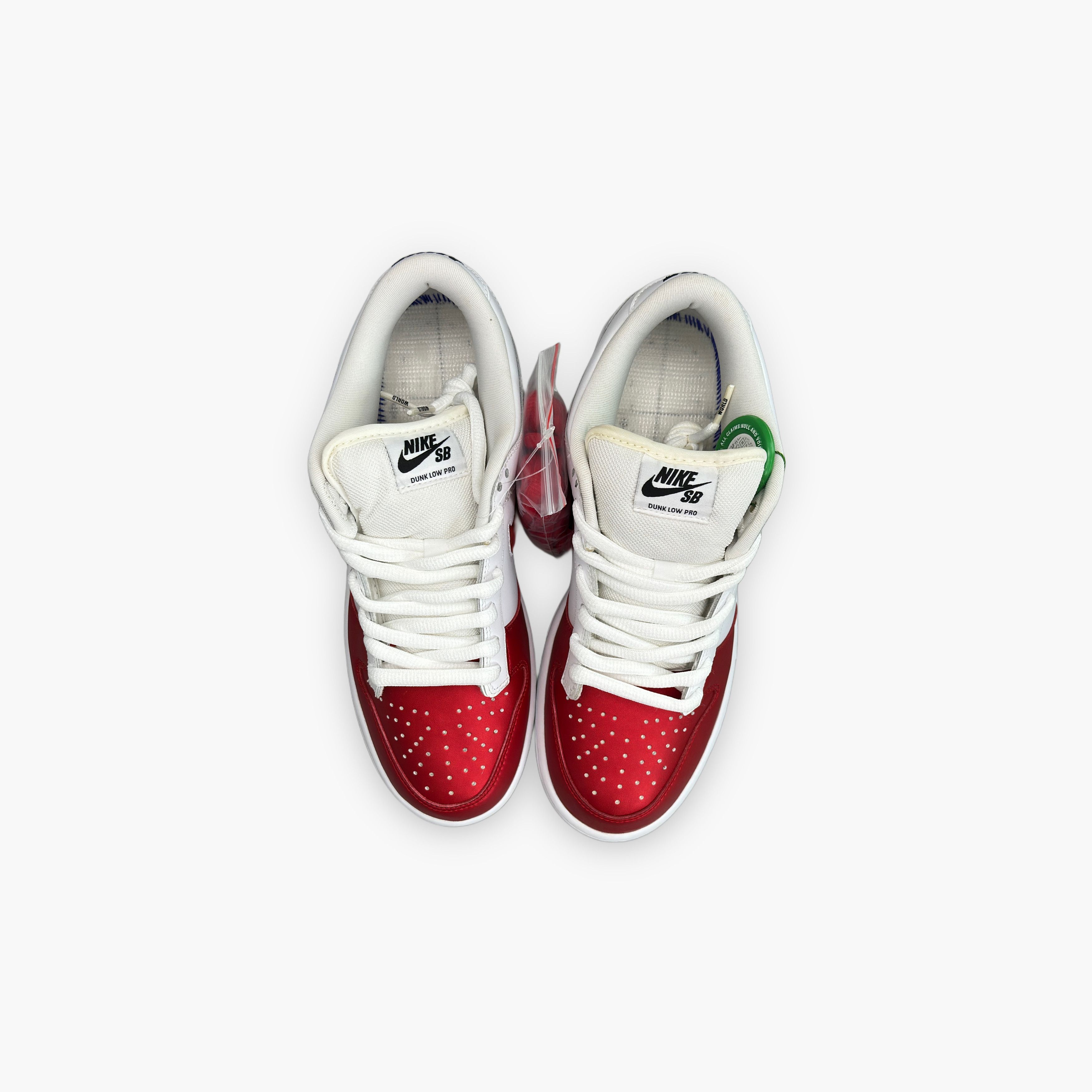 Nike Supreme x Nike Dunk SB Low Red Size 9.5 Size US 9.5 / EU 42-43 - 9 Thumbnail
