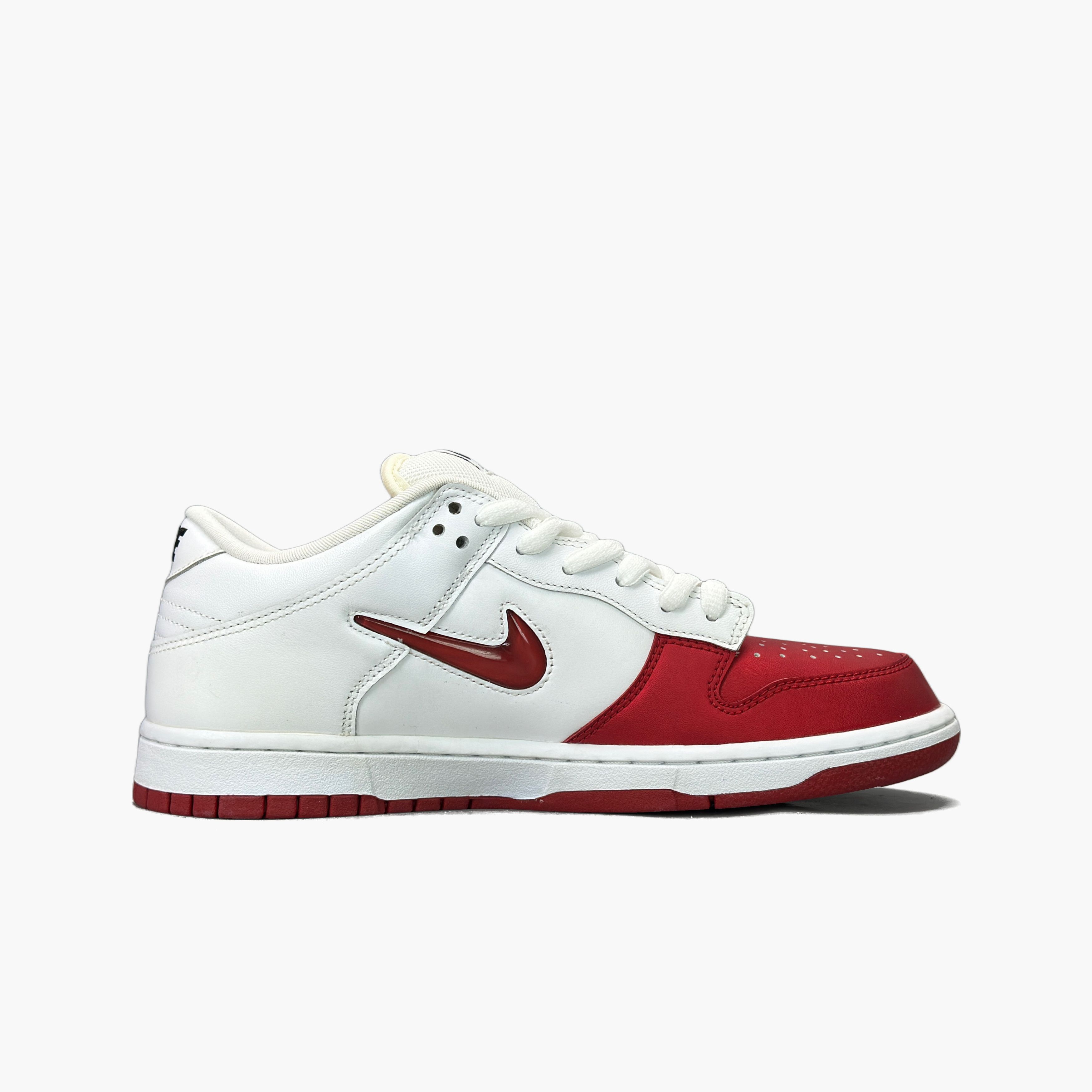 Nike Supreme x Nike Dunk SB Low Red Size 9.5 Size US 9.5 / EU 42-43 - 2 Thumbnail