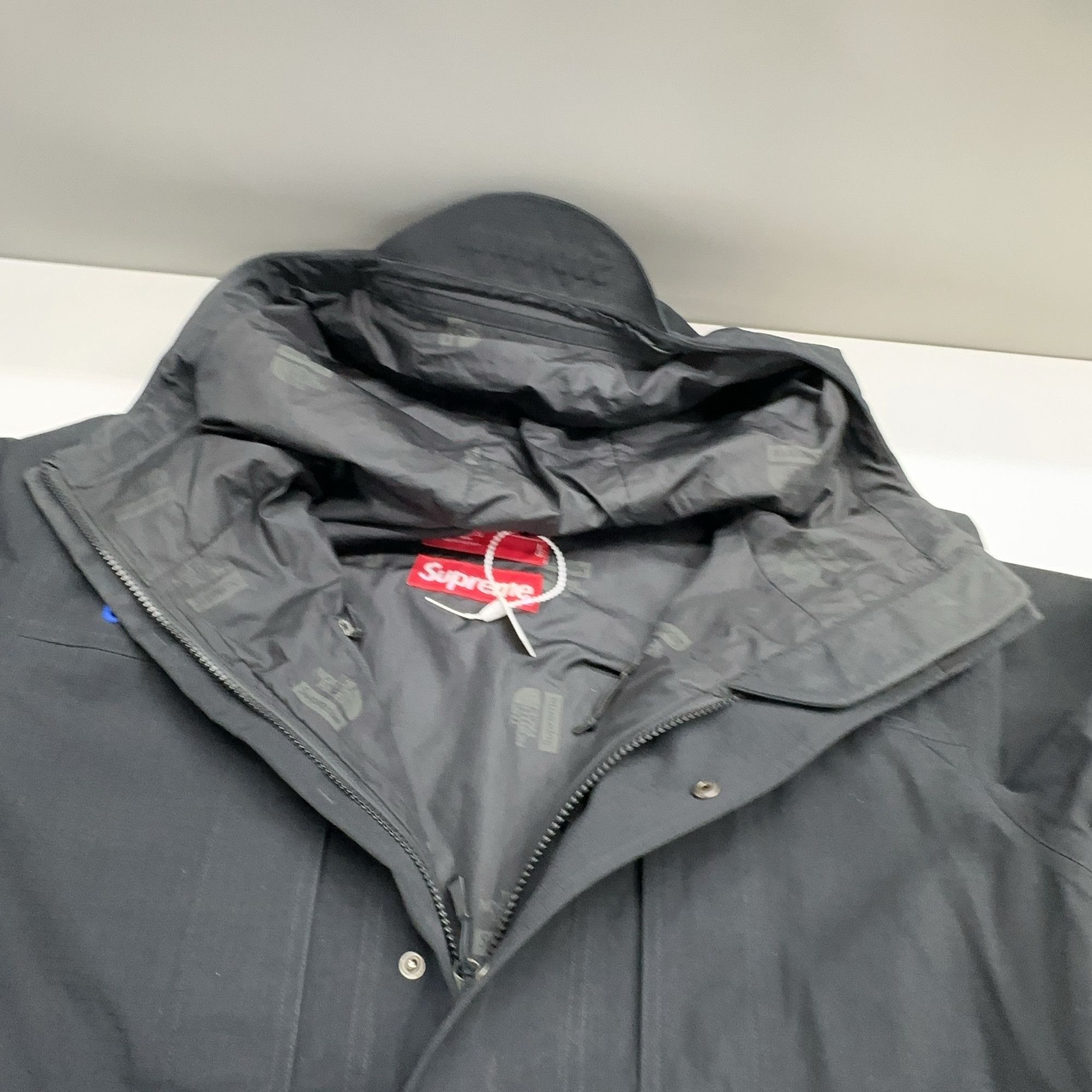 Supreme Supreme x The North Face Gore-Tex Expedition Jacket Size L Size US L / EU 52-54 / 3 - 7 Thumbnail