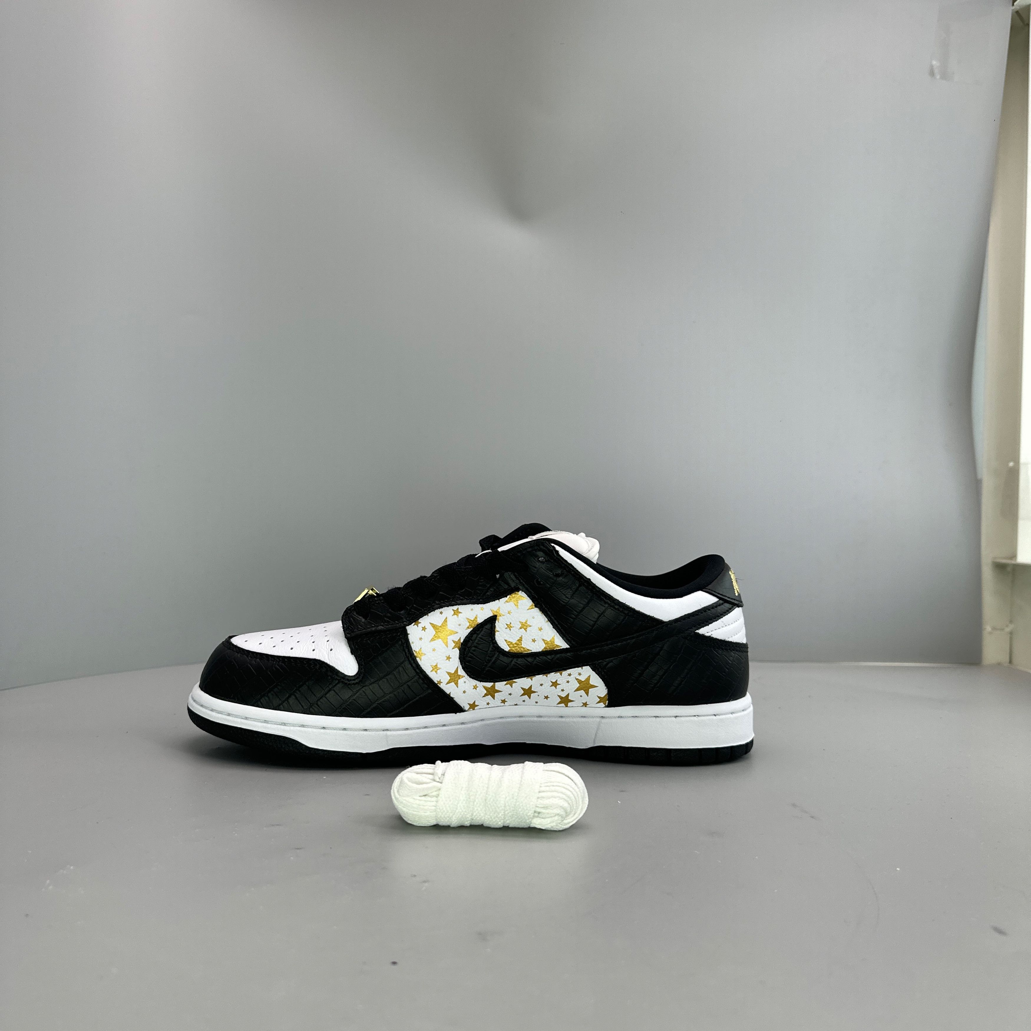 Nike Supreme x Nike SB Dunk Low Black Stars Size 10 Size US 10 / EU 43 - 10 Thumbnail