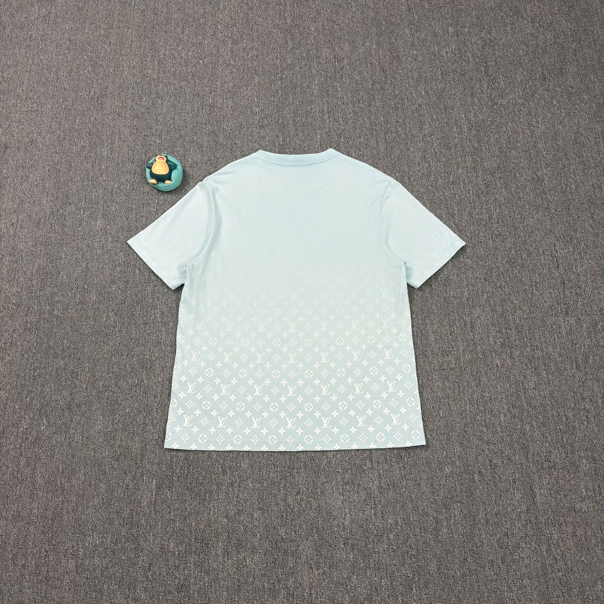 Louis Vuitton Louis Vuitton Gradient Monogram T-Shirt Size XXL Size US XXL / EU 58 / 5 - 8 Thumbnail