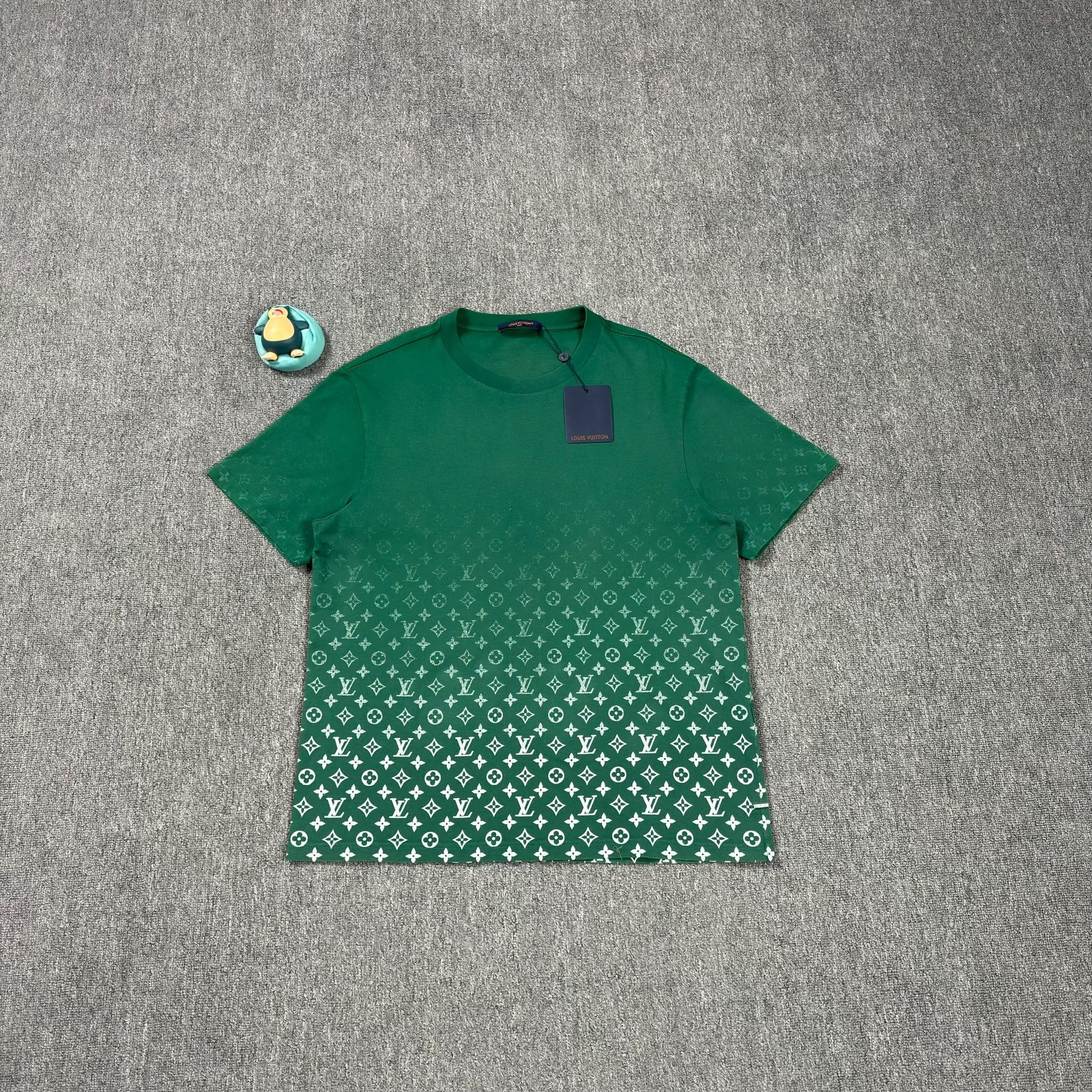 Louis Vuitton Louis Vuitton Monogram Gradient T-Shirt Size XXL Size US XXL / EU 58 / 5 - 2 Thumbnail