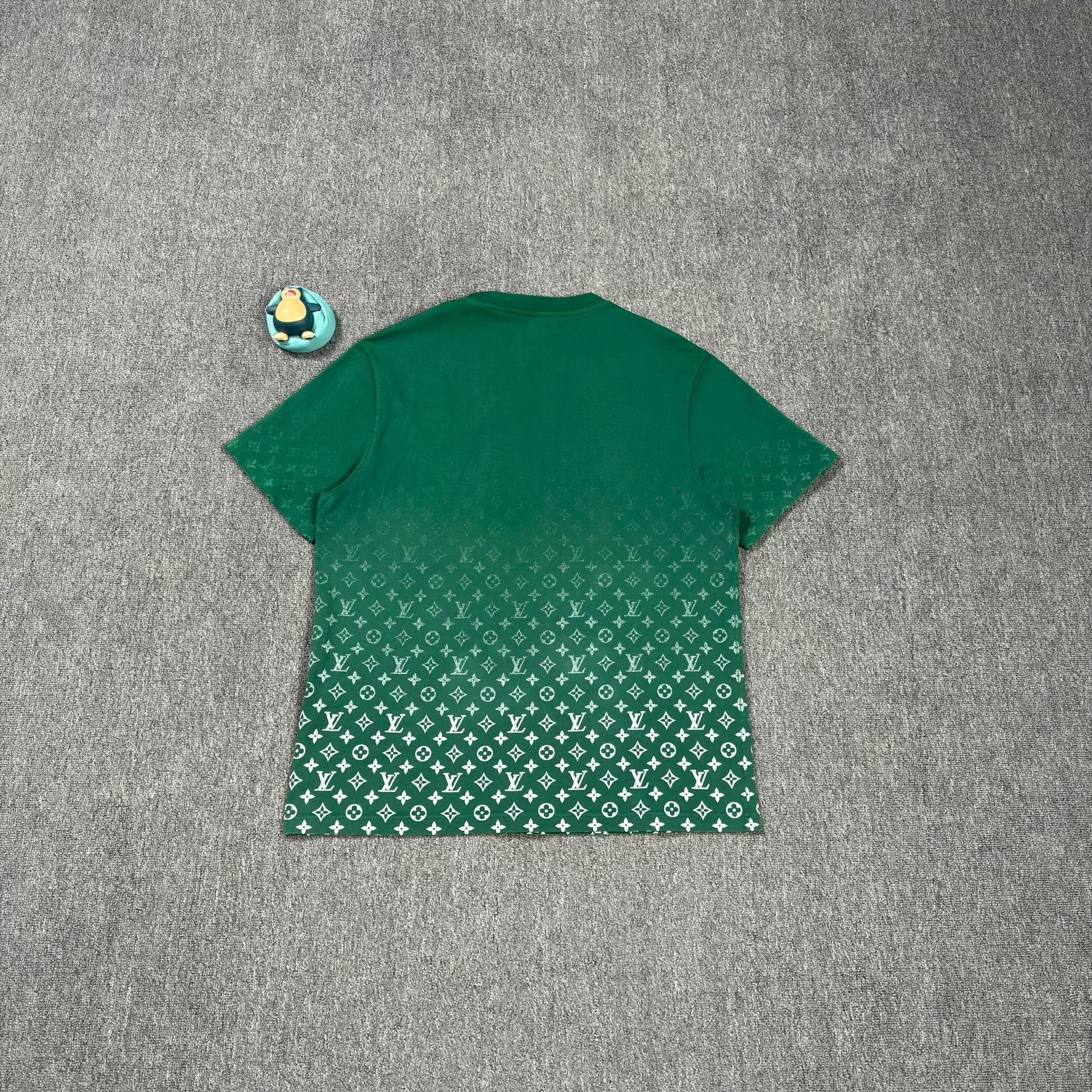 Louis Vuitton Louis Vuitton Monogram Gradient T-Shirt Size XXL Size US XXL / EU 58 / 5 - 3 Thumbnail