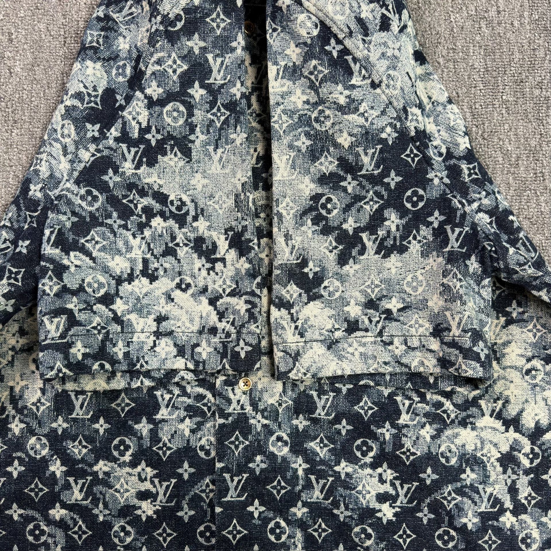 Louis Vuitton Louis Vuitton Monogram Tapestry Shirt L Size US L / EU 52-54 / 3 - 5 Thumbnail