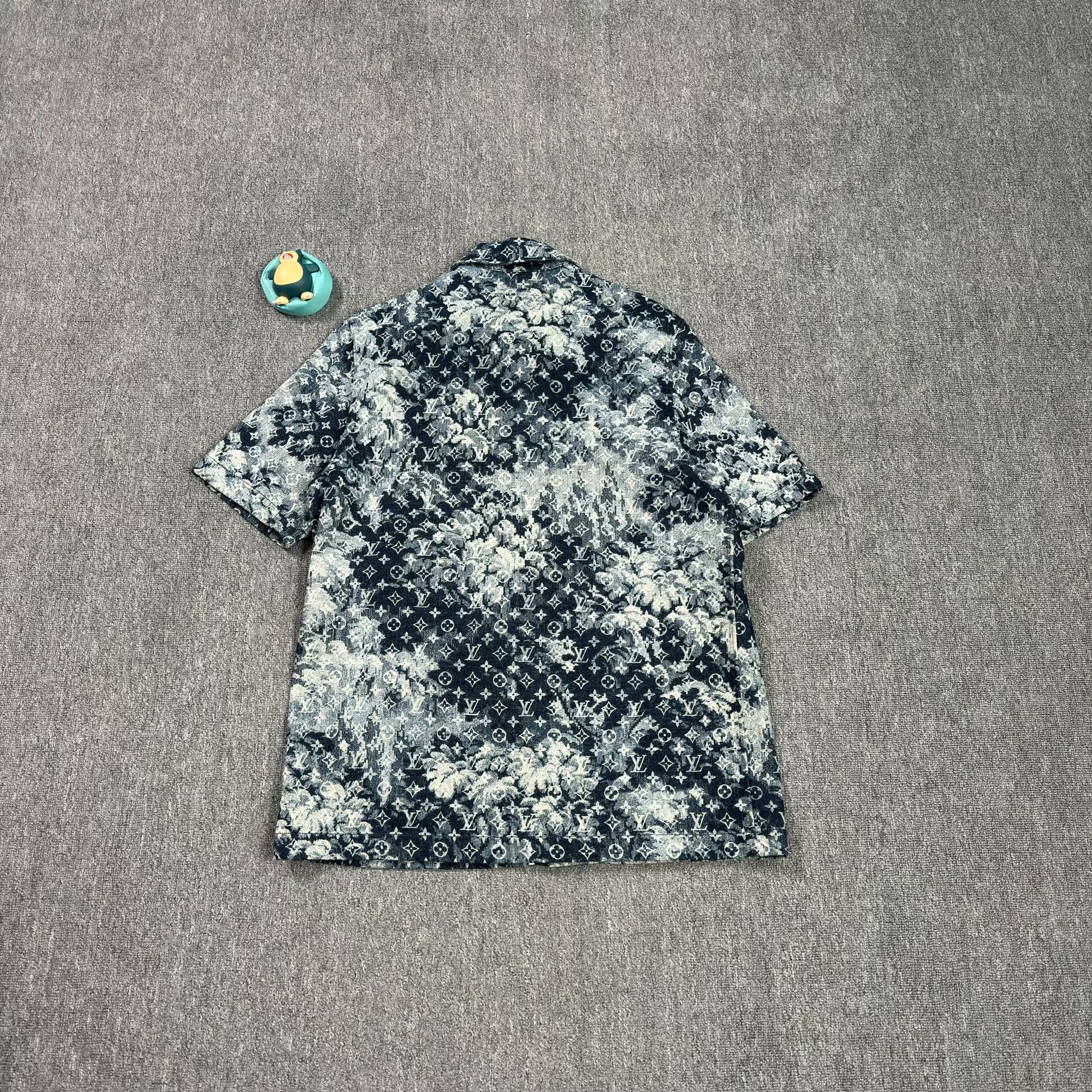 Louis Vuitton Louis Vuitton Monogram Tapestry Shirt L Size US L / EU 52-54 / 3 - 3 Thumbnail