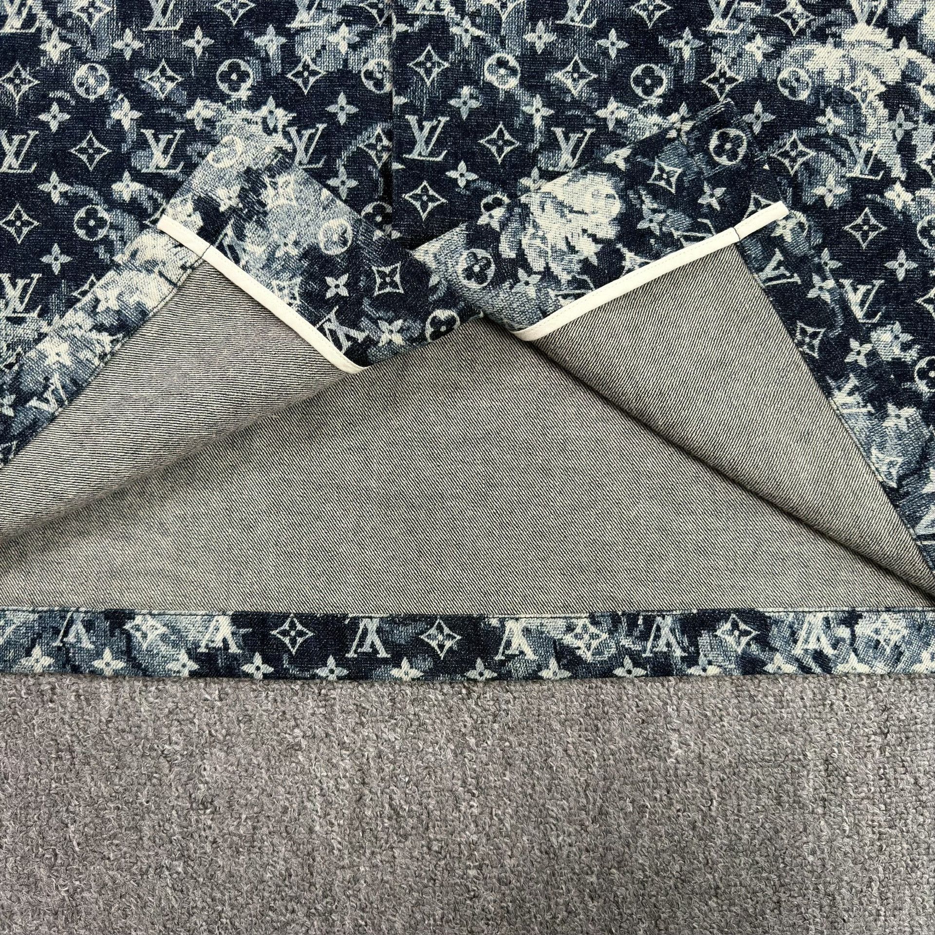 Louis Vuitton Louis Vuitton Monogram Tapestry Shirt L Size US L / EU 52-54 / 3 - 6 Thumbnail