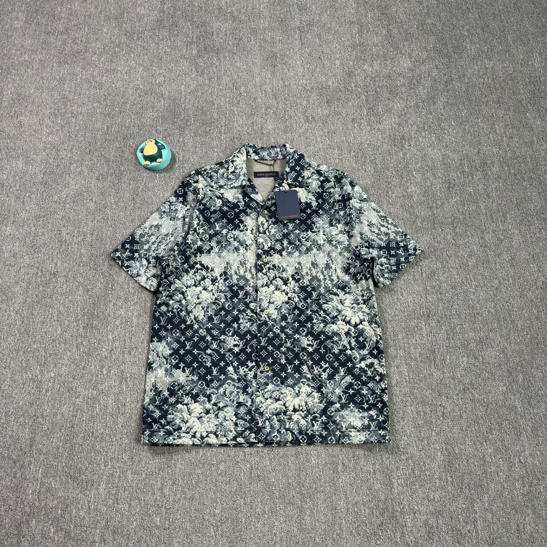 Louis Vuitton Louis Vuitton Monogram Tapestry Shirt L Size US L / EU 52-54 / 3 - 2 Thumbnail