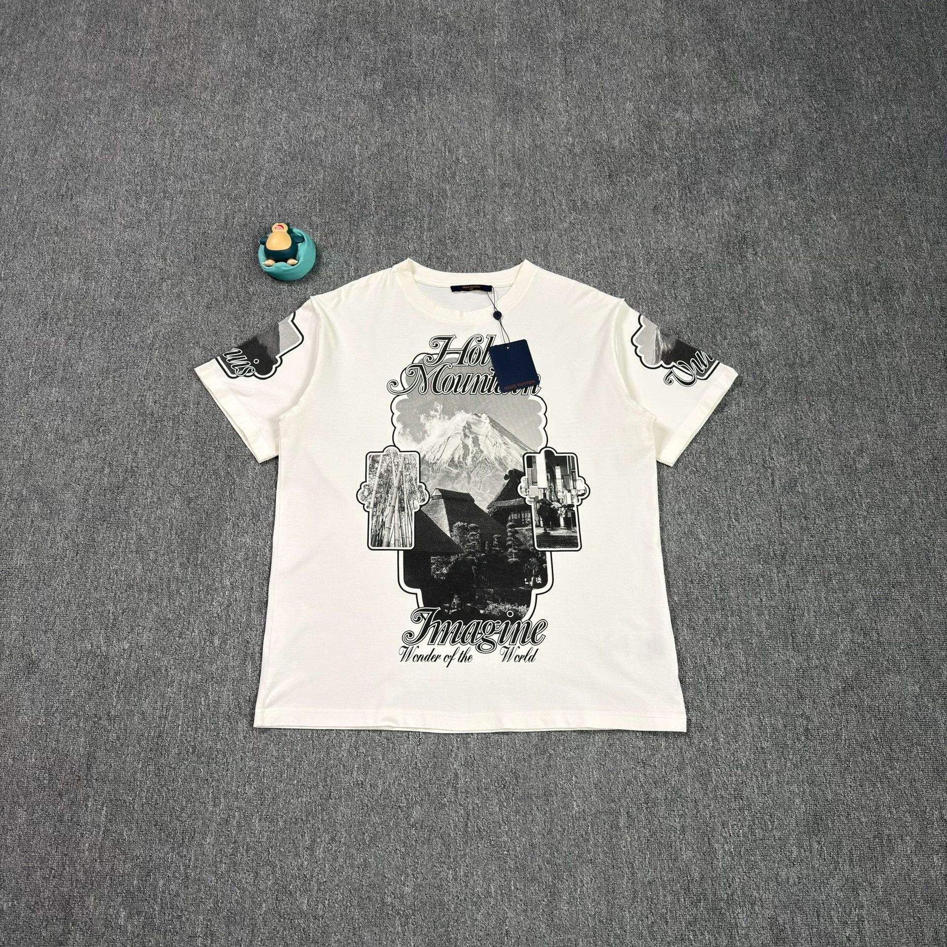 Louis Vuitton Louis Vuitton Mount Fuji Graphic T-Shirt Size XL Size US XL / EU 56 / 4 - 2 Thumbnail