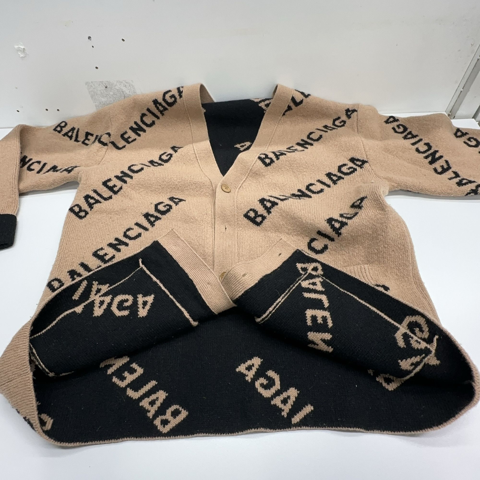 Balenciaga Balenciaga All-Over Logo Knit Cardigan Size XS Size XS / US 0-2 / IT 36-38 - 8 Thumbnail