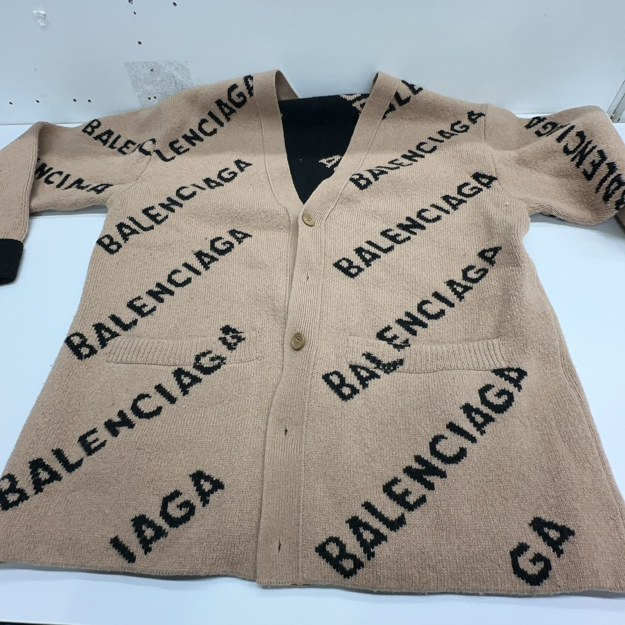 Balenciaga Balenciaga All-Over Logo Knit Cardigan Size XS Size XS / US 0-2 / IT 36-38 - 7 Thumbnail