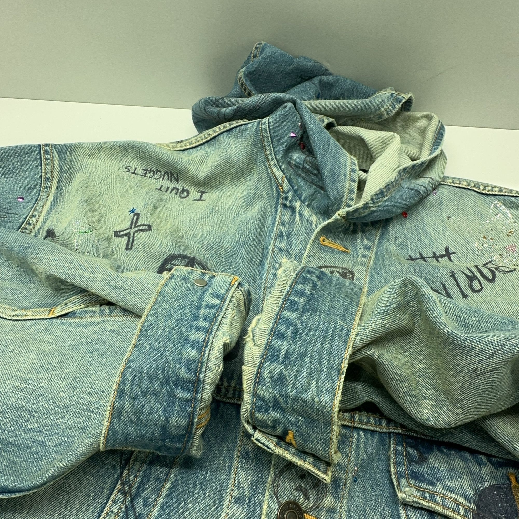Balenciaga Balenciaga Graffiti Print Denim Hoodie Jacket Size M Size US M / EU 48-50 / 2 - 13 Thumbnail