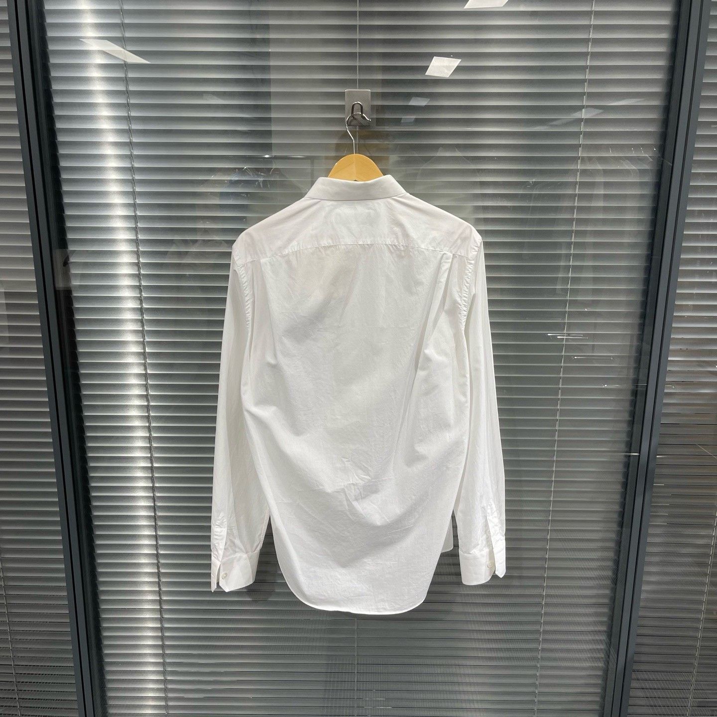 Louis Vuitton Louis Vuitton Classic Logo Embroidered Shirt Size US M / EU 48-50 / 2 - 2 Thumbnail