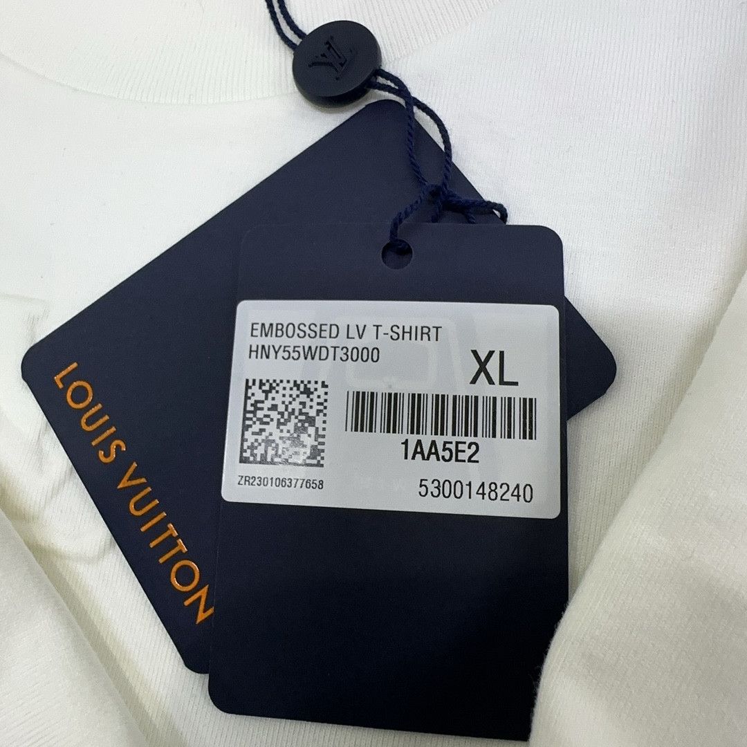 Louis Vuitton Louis Vuitton Embossed Logo T-Shirt Size XL Size US XL / EU 56 / 4 - 7 Thumbnail