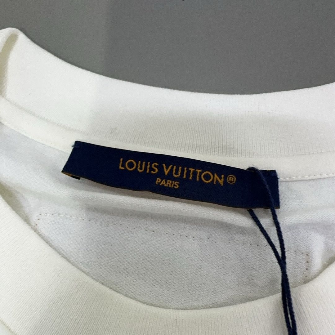 Louis Vuitton Louis Vuitton Embossed Logo T-Shirt Size XL Size US XL / EU 56 / 4 - 6 Thumbnail