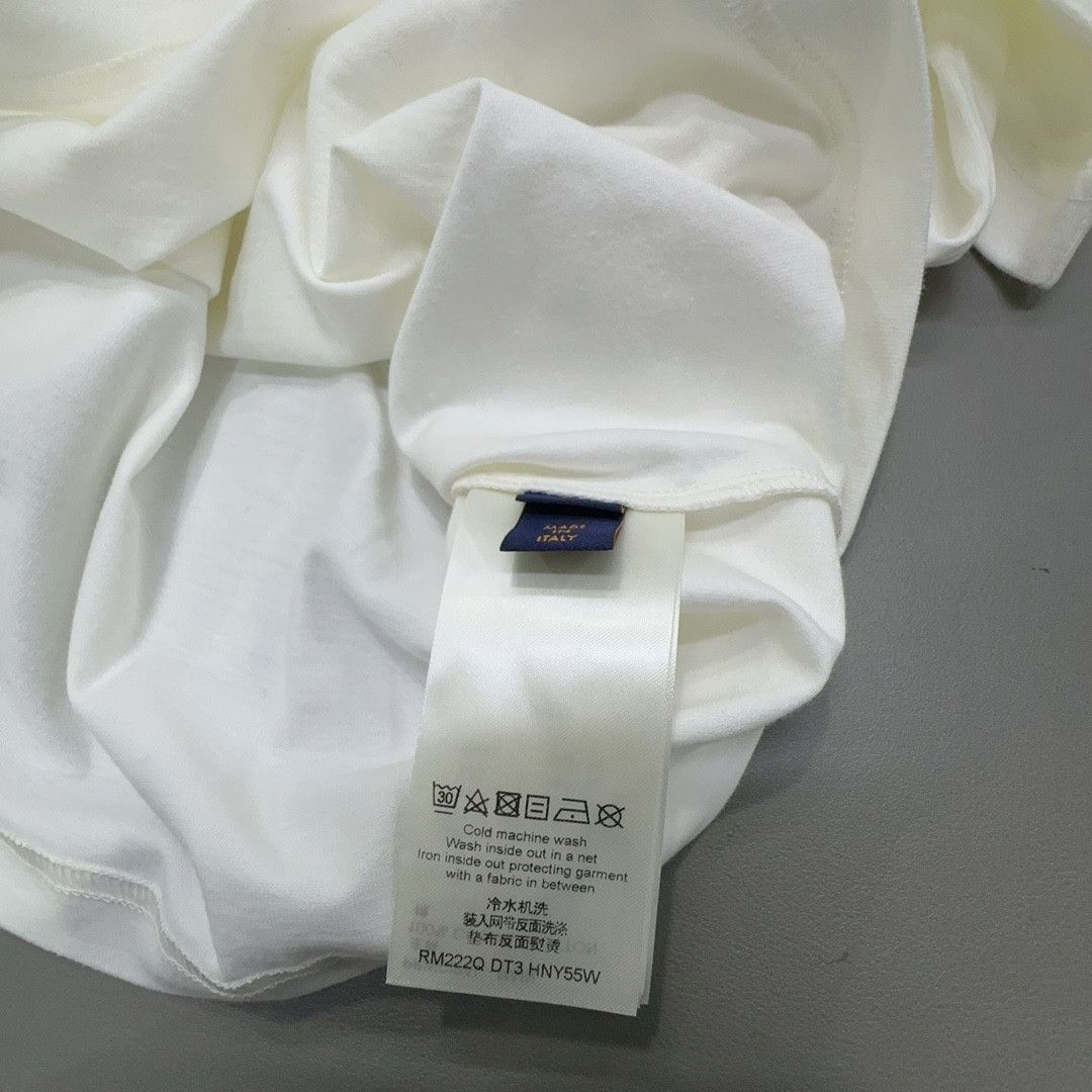 Louis Vuitton Louis Vuitton Embossed Logo T-Shirt Size XL Size US XL / EU 56 / 4 - 8 Thumbnail