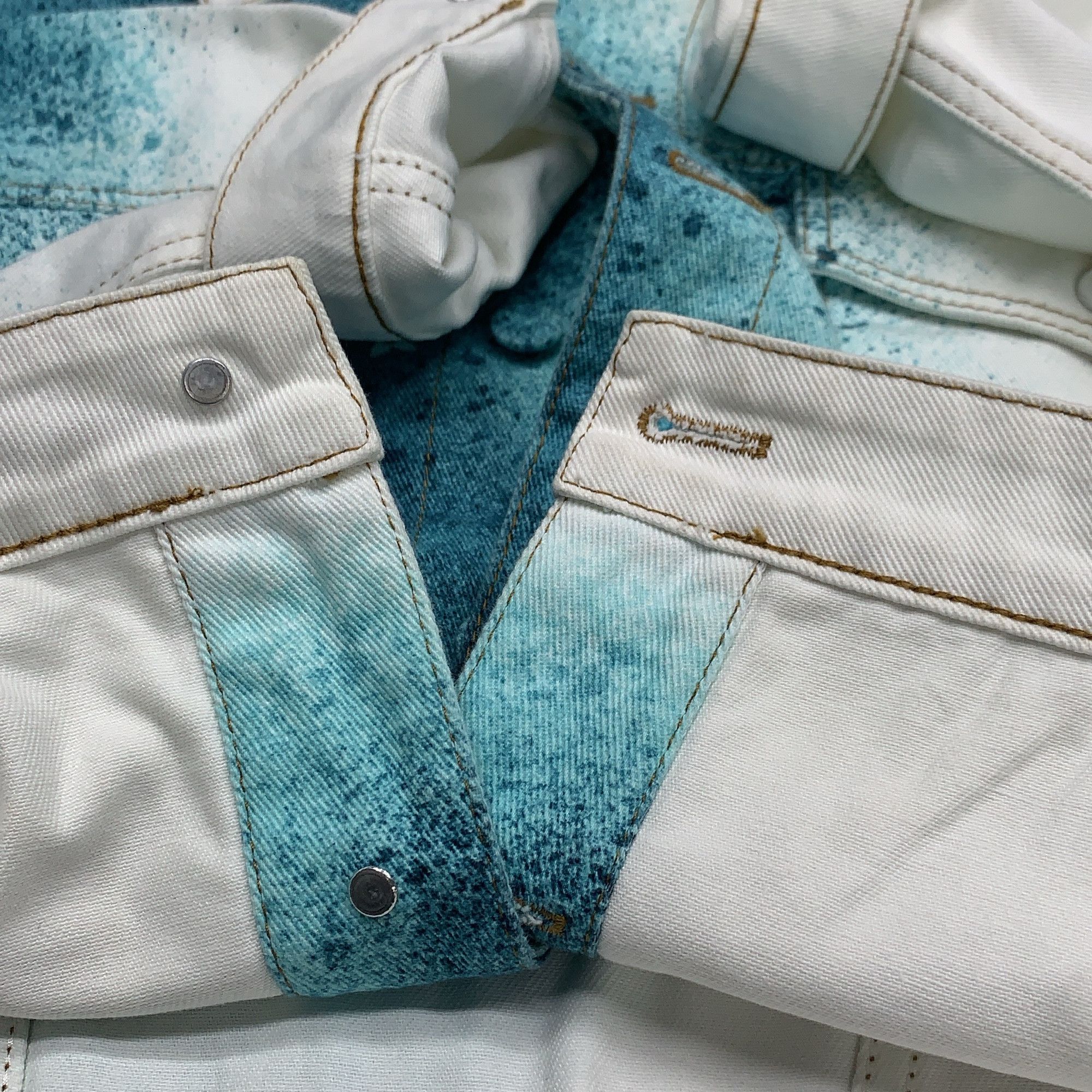 Louis Vuitton Louis Vuitton Spray Paint Denim Jacket Size 52 Size US L / EU 52-54 / 3 - 7 Thumbnail