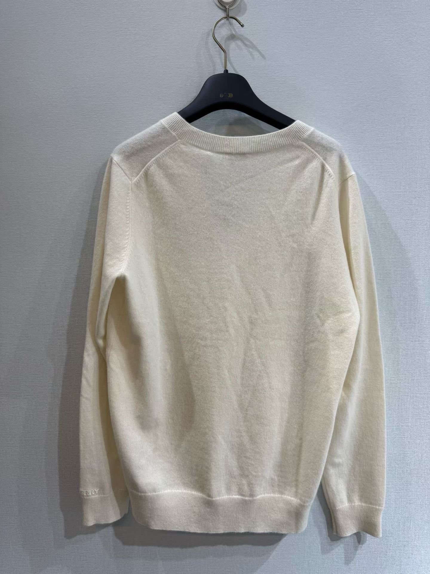 Burberry Burberry V-Neck Cashmere Sweater Size M / US 6-8 / IT 42-44 - 2 Thumbnail