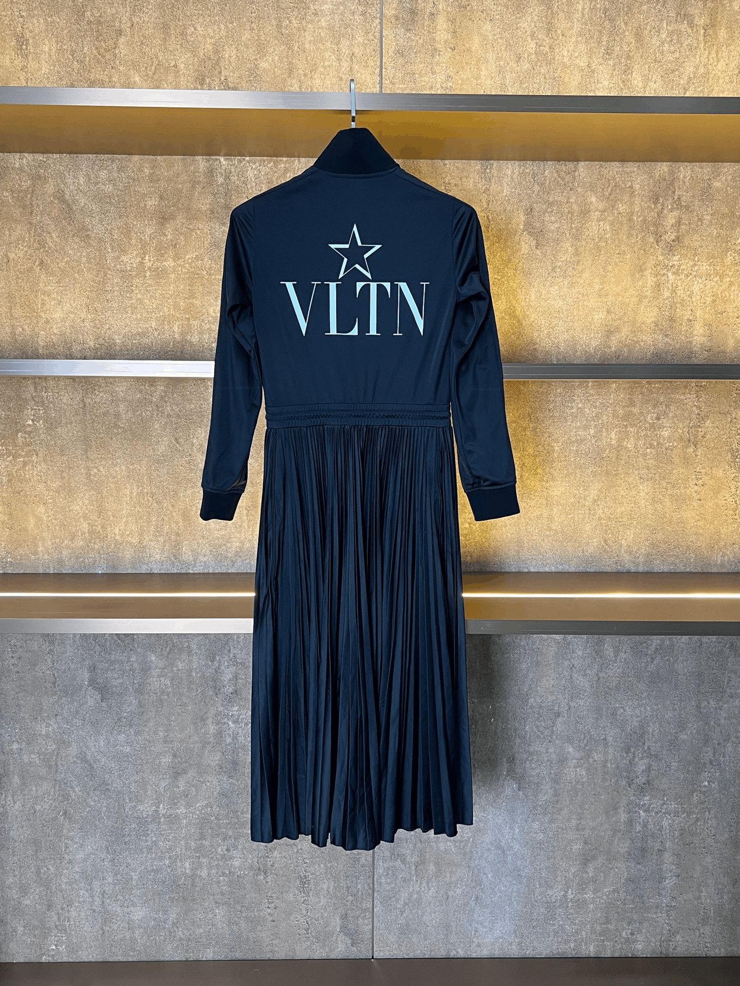 Valentino Valentino Large Logo Dress Size M / US 6-8 / IT 42-44 - 2 Thumbnail