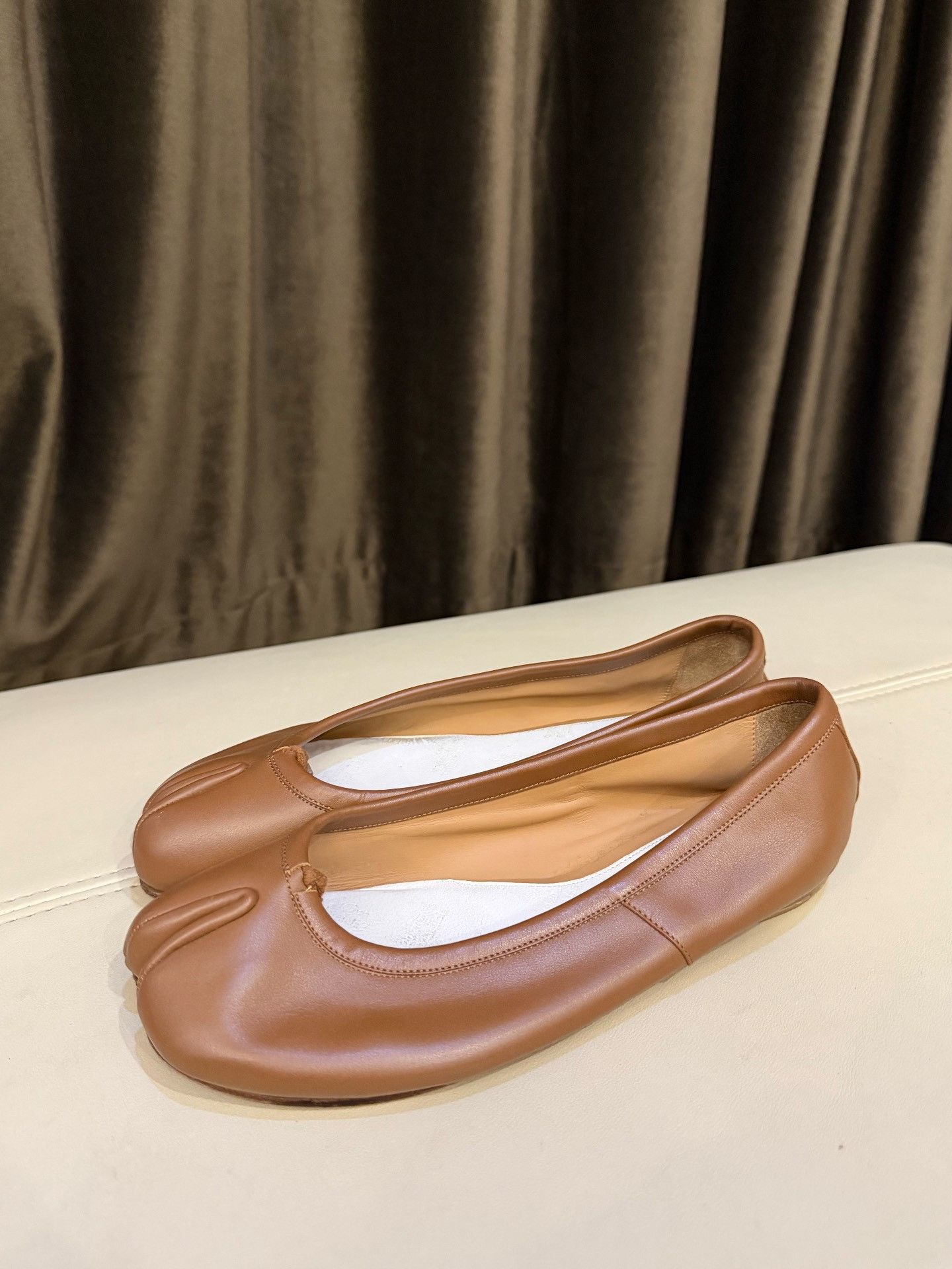 Maison Margiela Maison Margiela Cowhide Ballet Tabi Shoes Size US 5 / IT 35 - 2 Thumbnail